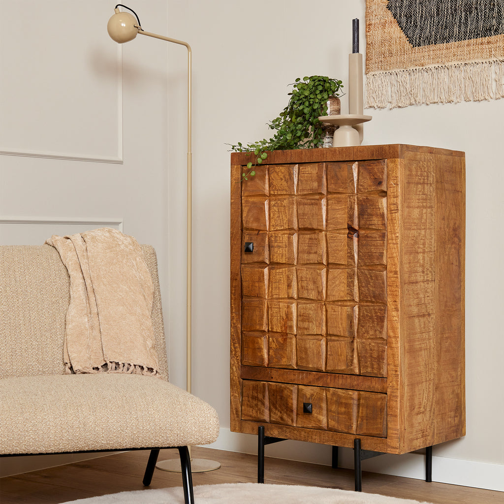 Highboard Jacky – Schrank aus Mangoholz mit geschnitztem Blockmuster & Metallgestell, 1 Tür & 1 Schublade, 60 x 40 x 103 cm