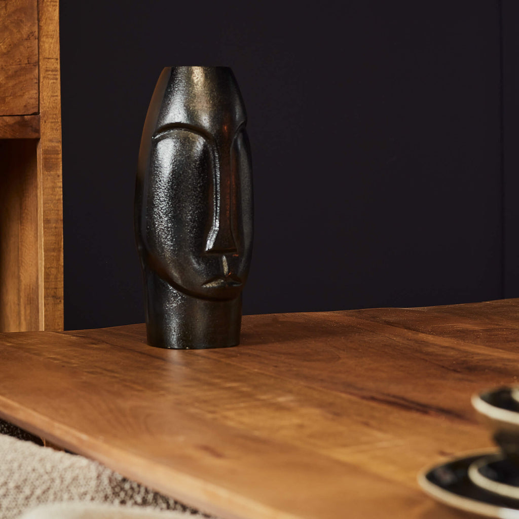 Vase Lyra Schwarz Klein – Aluminiumvase mit oxidierter Oberfläche, 8 x 8 x 31 cm