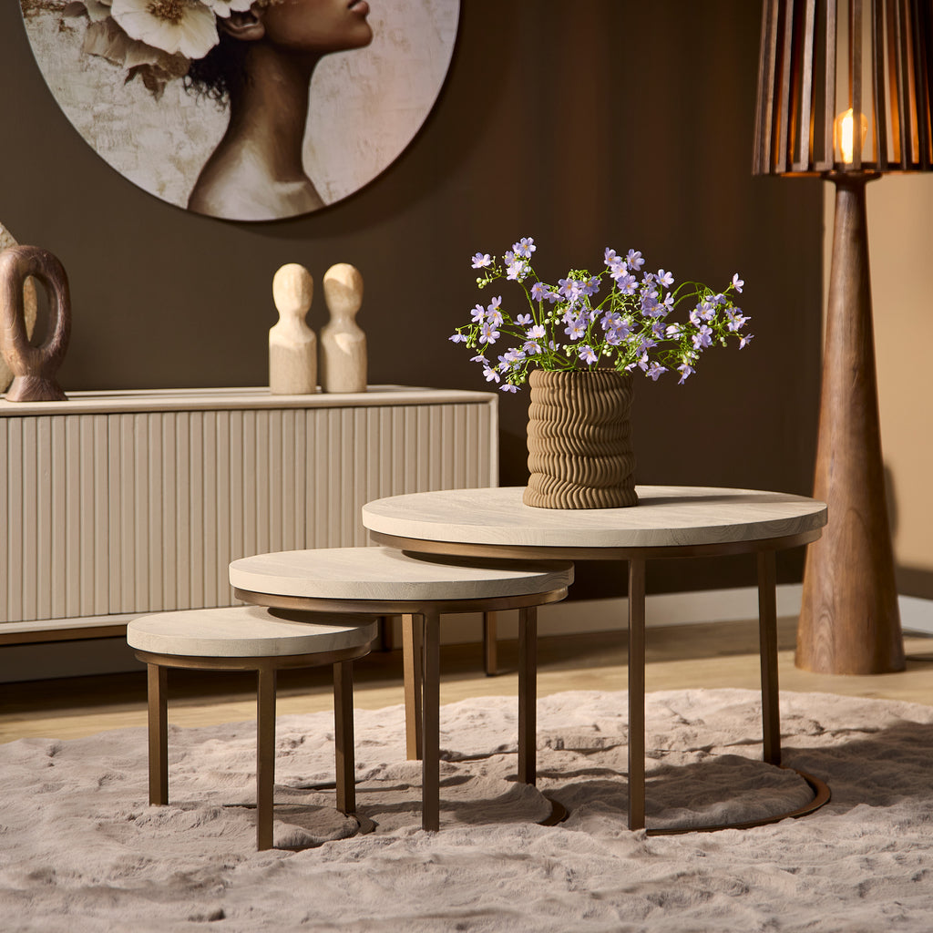 Couchtisch Madison Sand – 3er-Set runde Tische aus Mangoholz & Metall, Natur/Bronze, 70/50/35 cm
