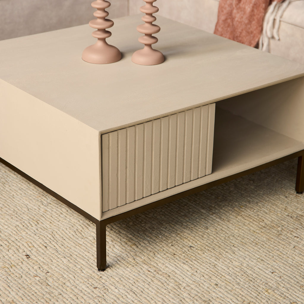 Couchtisch Mandy Sand 80x80x40 cm – Mangoholz mit Schubladen & bronzefarbenen Metallbeinen