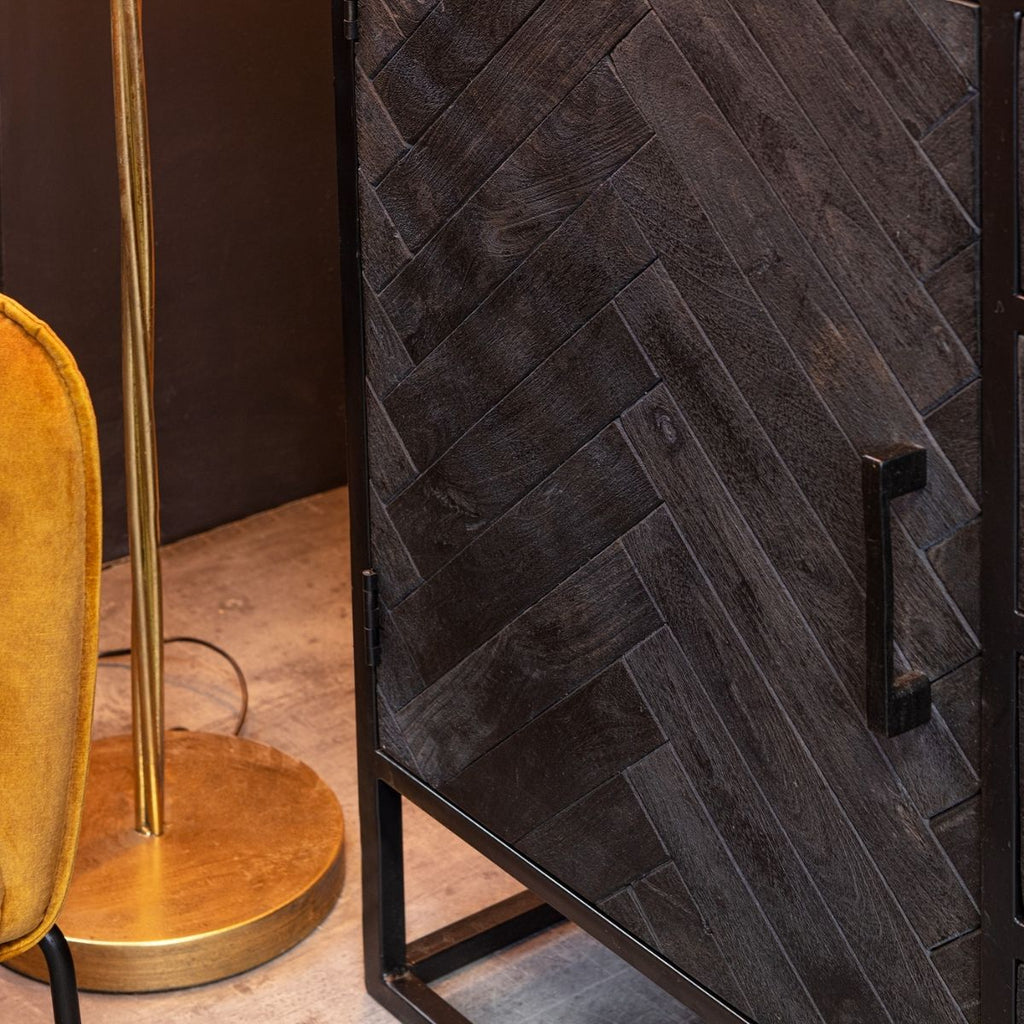 Sideboard Sydney – Mangoholz mit Fischgrätmuster & Metallgestell in Schwarz, 165 x 45 x 85 cm, 2 Türen & 4 Schubladen