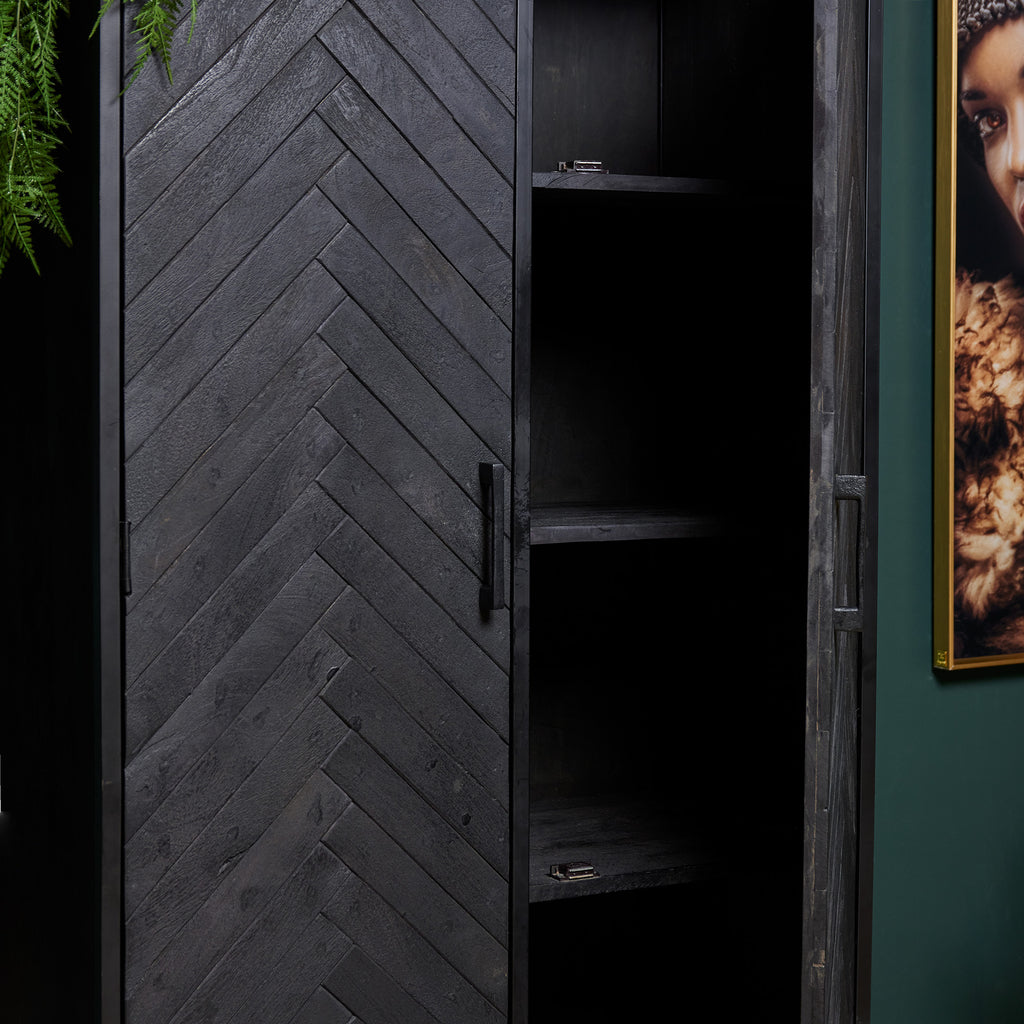 Highboard Sydney Schwarz – Mangoholz mit Fischgrätenmuster, 2 Türen, 4 Schubladen & Regale, 90 x 45 x 200 cm