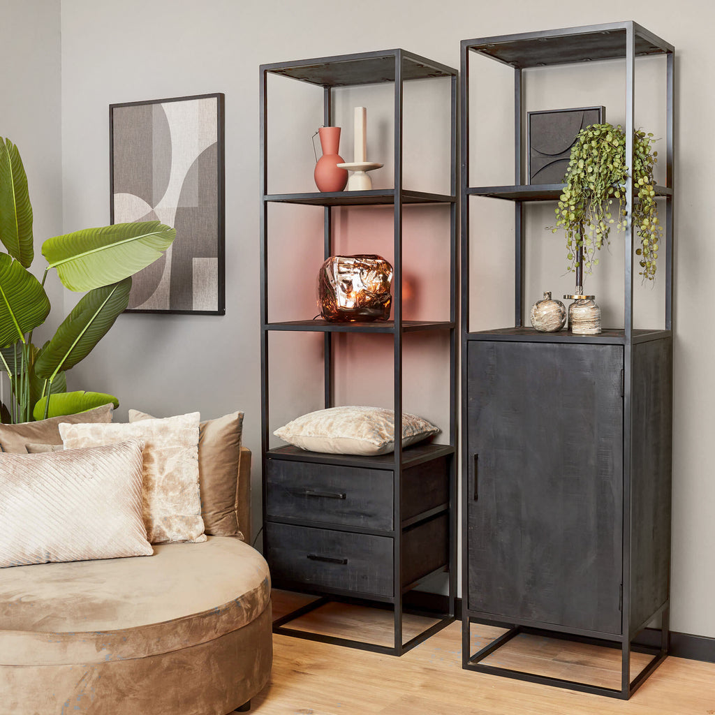 Bücherregal Delta Schwarz – Mangoholz Schrank 55×200×45 cm mit 1 Tür, offenem Fach & Metallrahmen