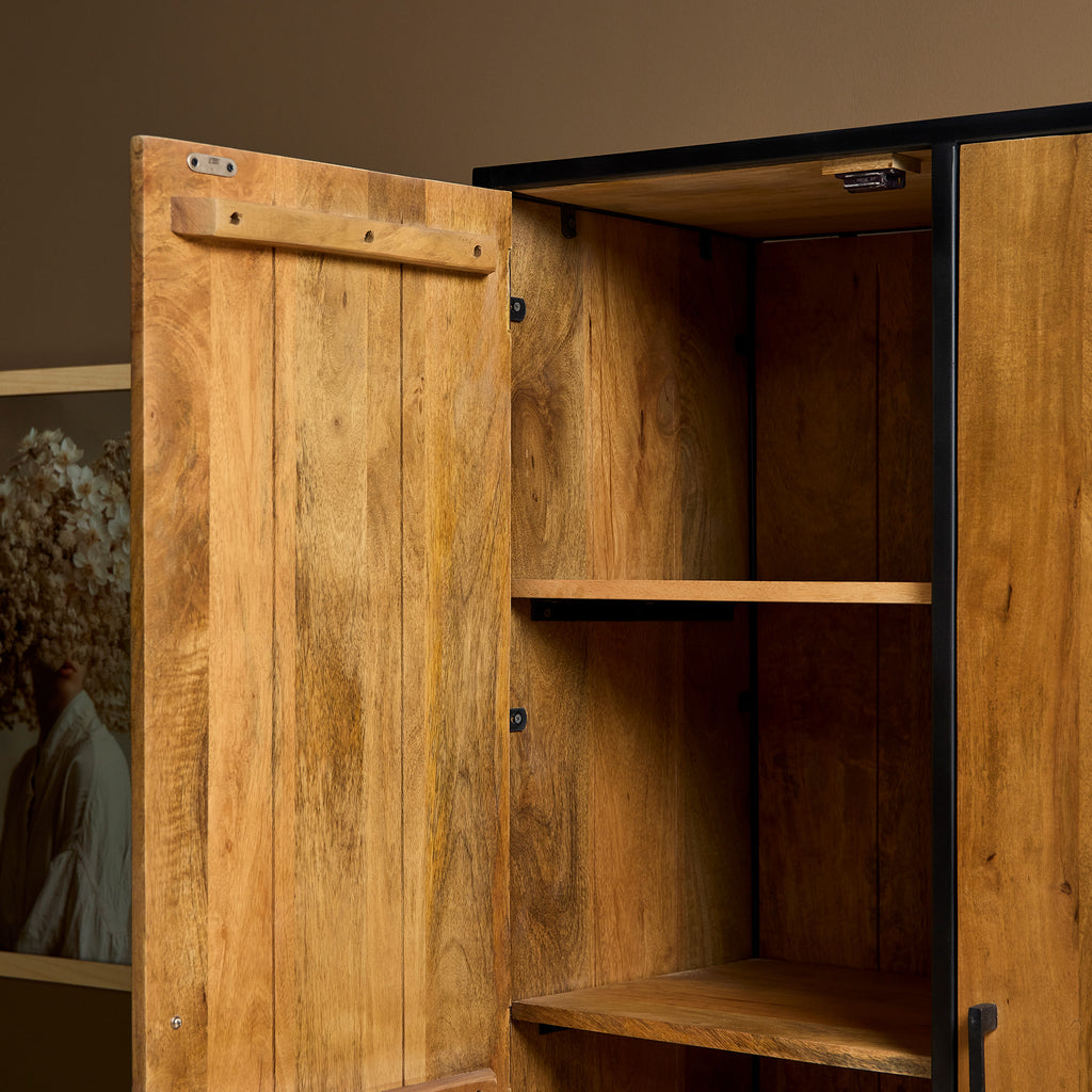 Delta Schrank – Massivholz Mangoholz & Metall Schwarz, 90 x 45 x 200 cm, mit 2 Türen, 4 Schubladen & 3 Regalen