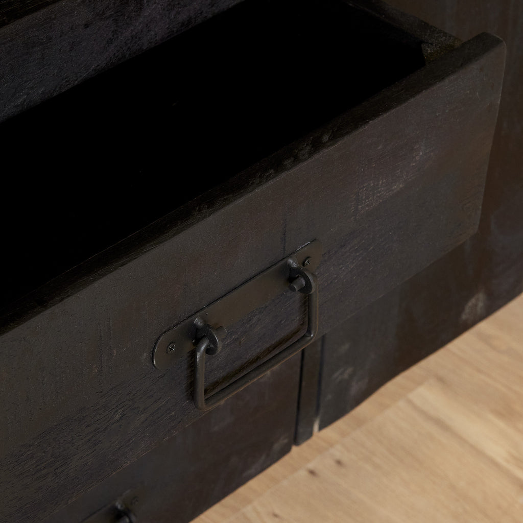 Sideboard Bori Schwarz – Mangoholz Kommode mit Metallgestell & Lamellen-Optik, 135×80×45 cm, 3 Schubladen & 2 Türen. Stilvolles Möbelstück im modernen Design