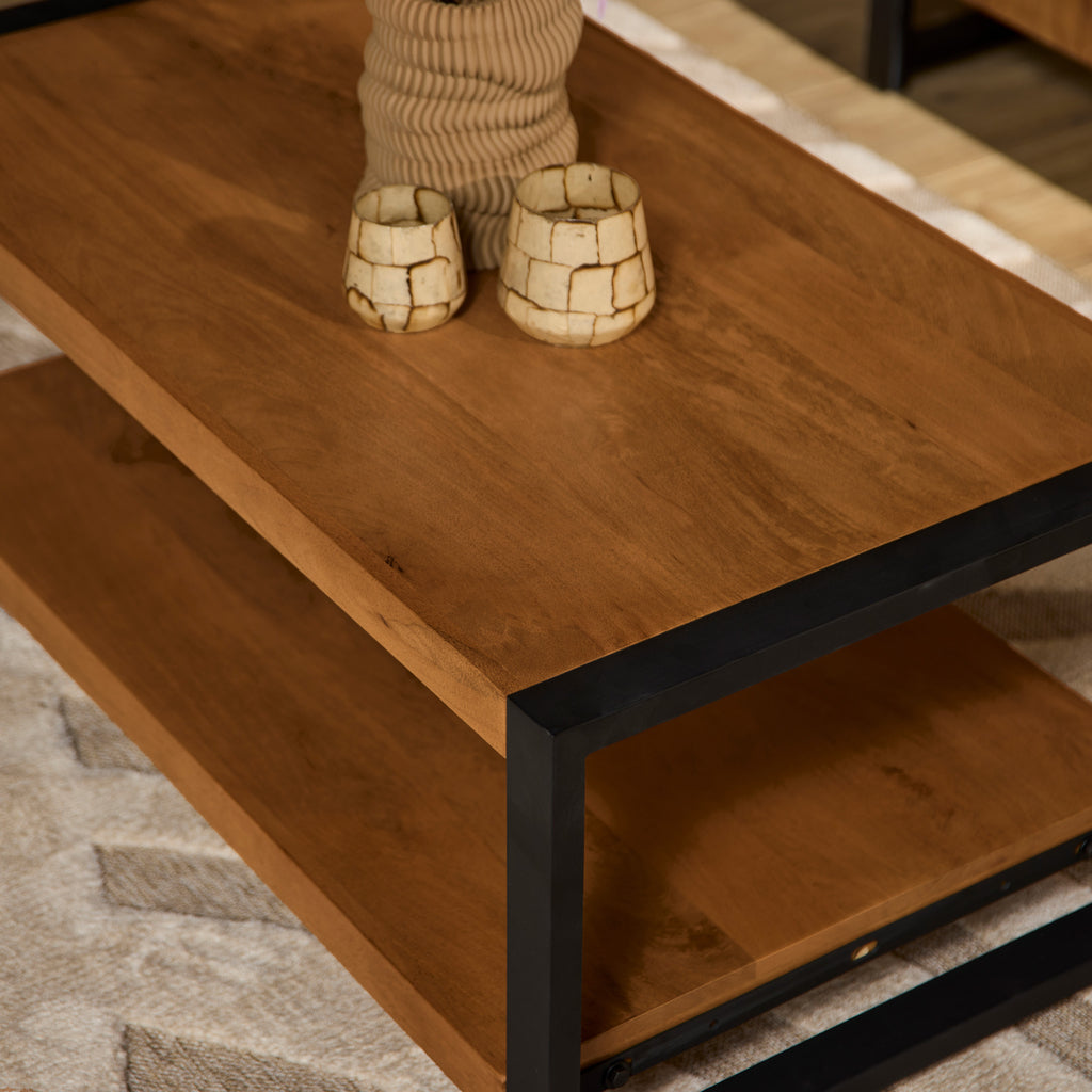 Couchtisch Bori – Rechteckiger Tisch aus Mangoholz & Metall mit Ablagefach, 110 x 60 x 45 cm