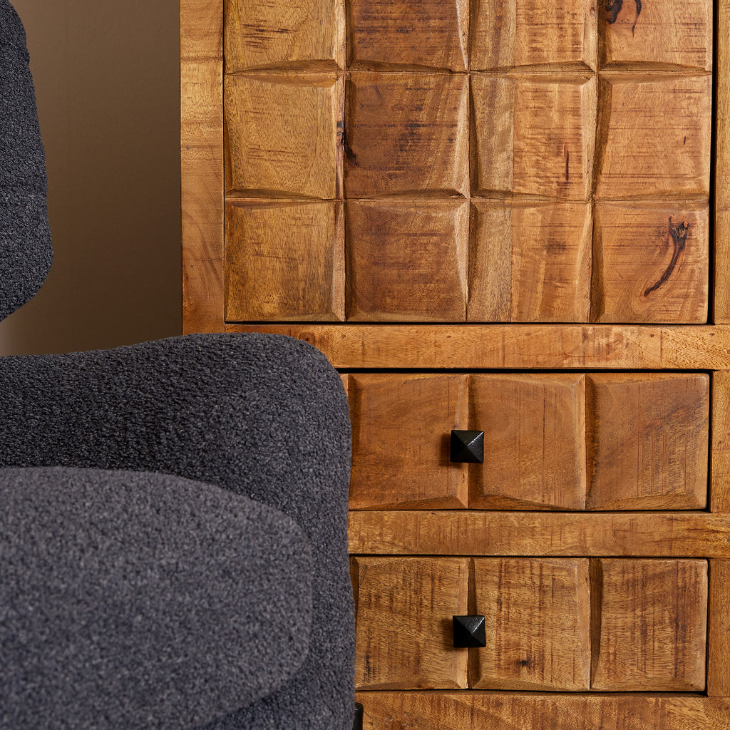 Schrank Jacky – Mangoholz & Metallbeine, 100 x 40 x 180 cm, 2 Türen, 4 Schubladen, einzigartiges Design