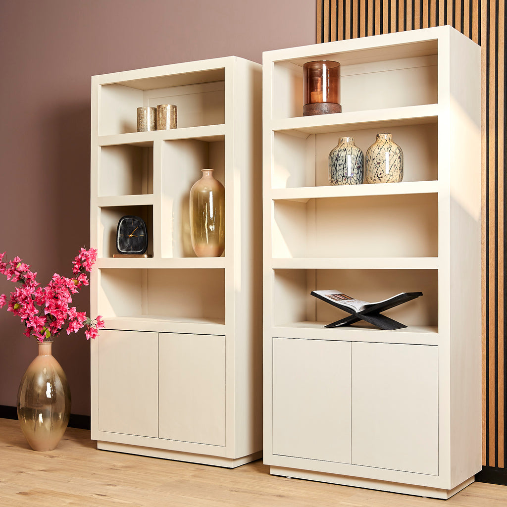 Regal Bali Sand – Standregal aus Mangoholz mit 5 Fächern & 2 Türen, 90 x 45 x 200 cm