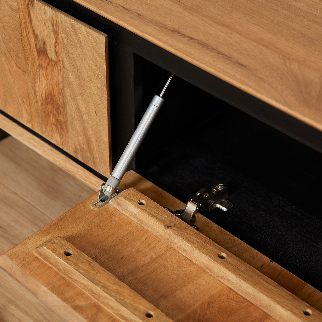 Schwebendes TV Board Rois – Mangoholz & Metall, 240 x 35 x 30 cm, 4 grifflose Türen, modernes Design