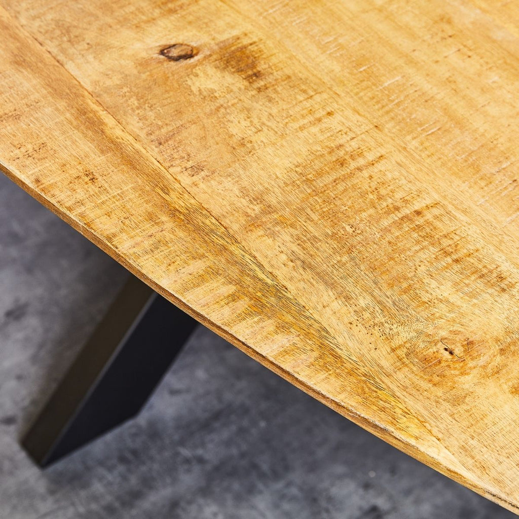 Esstisch Aloy Oval – Mangoholz mit schwarzem Matrixgestell, 240 x 110 x 77 cm, moderner Holztisch