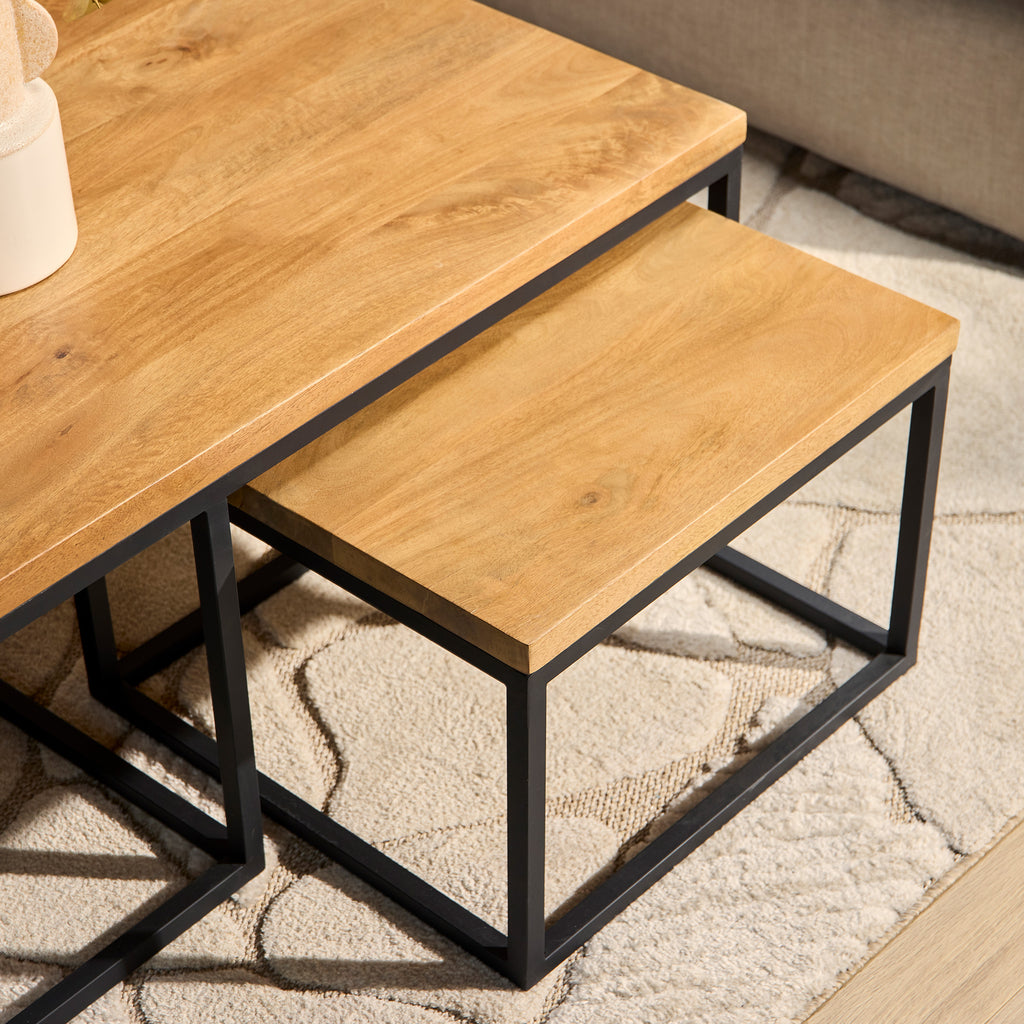 Couchtisch-Set Delta Schwarz – 3-teilig aus Mangoholz mit Metallgestell, platzsparend und modern, stilvoller Blickfang für jedes Wohnzimmer