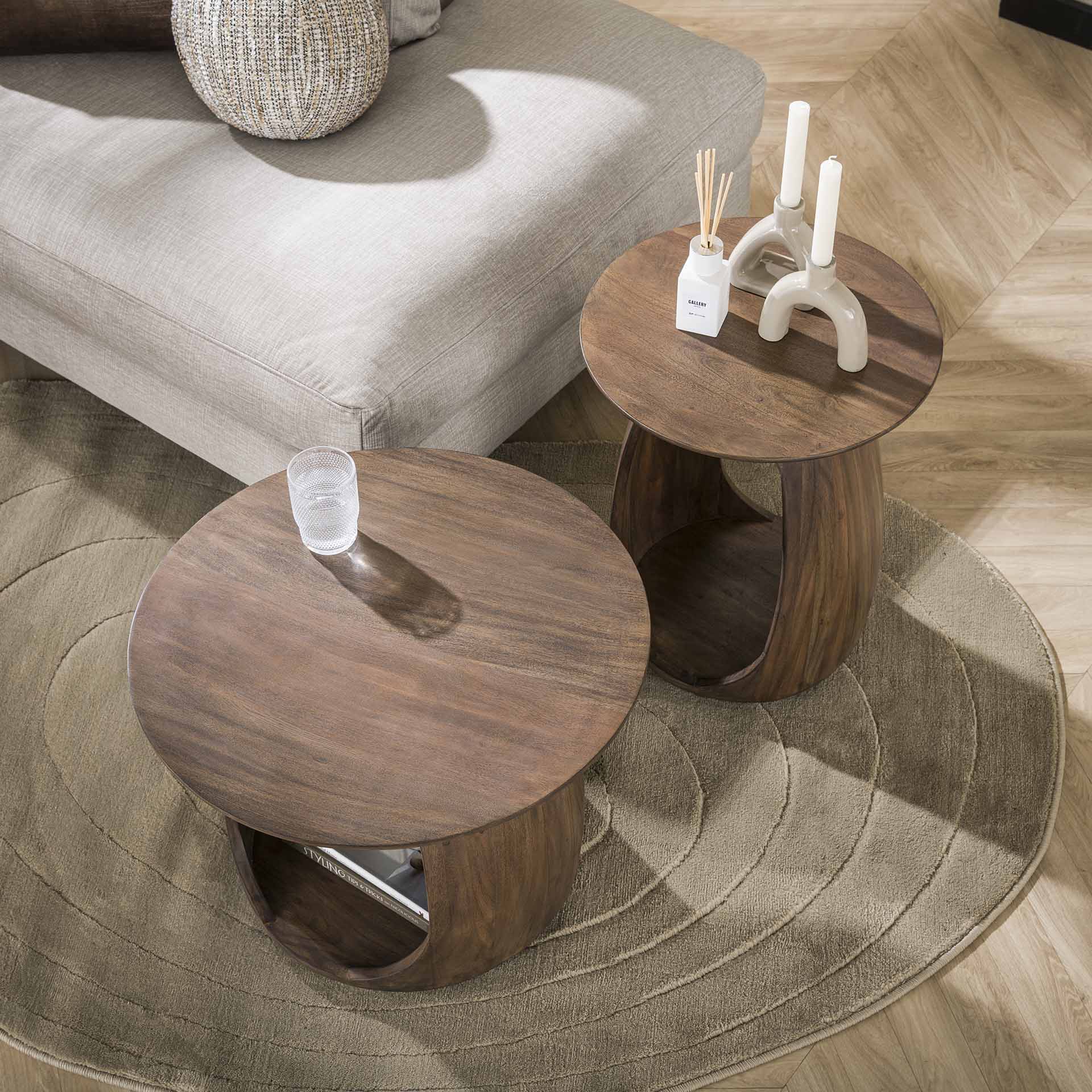 Beistelltisch S Ondaro Solid 45x45x56 cm – organisches Design aus massivem Akazienholz mit warmem Finish