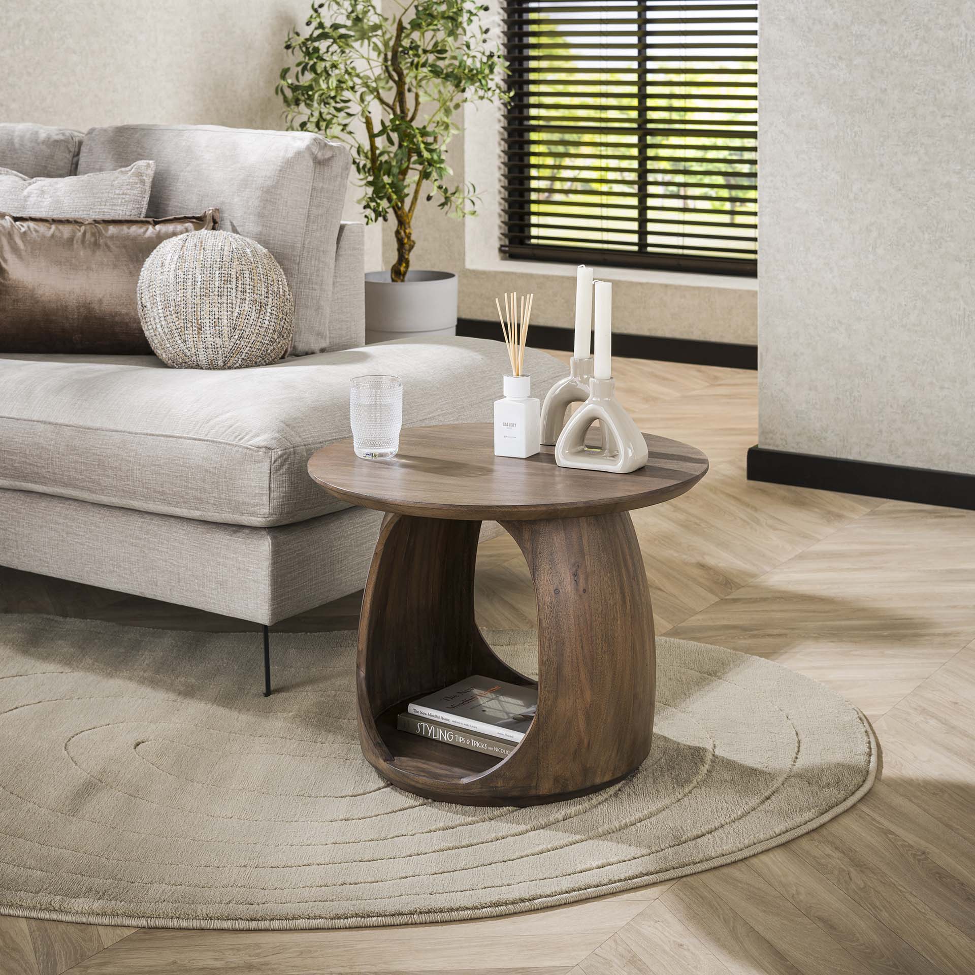 Beistelltisch M Ondaro Solid 60x60x46 cm – organisches Design aus massivem Akazienholz in warmem Braun