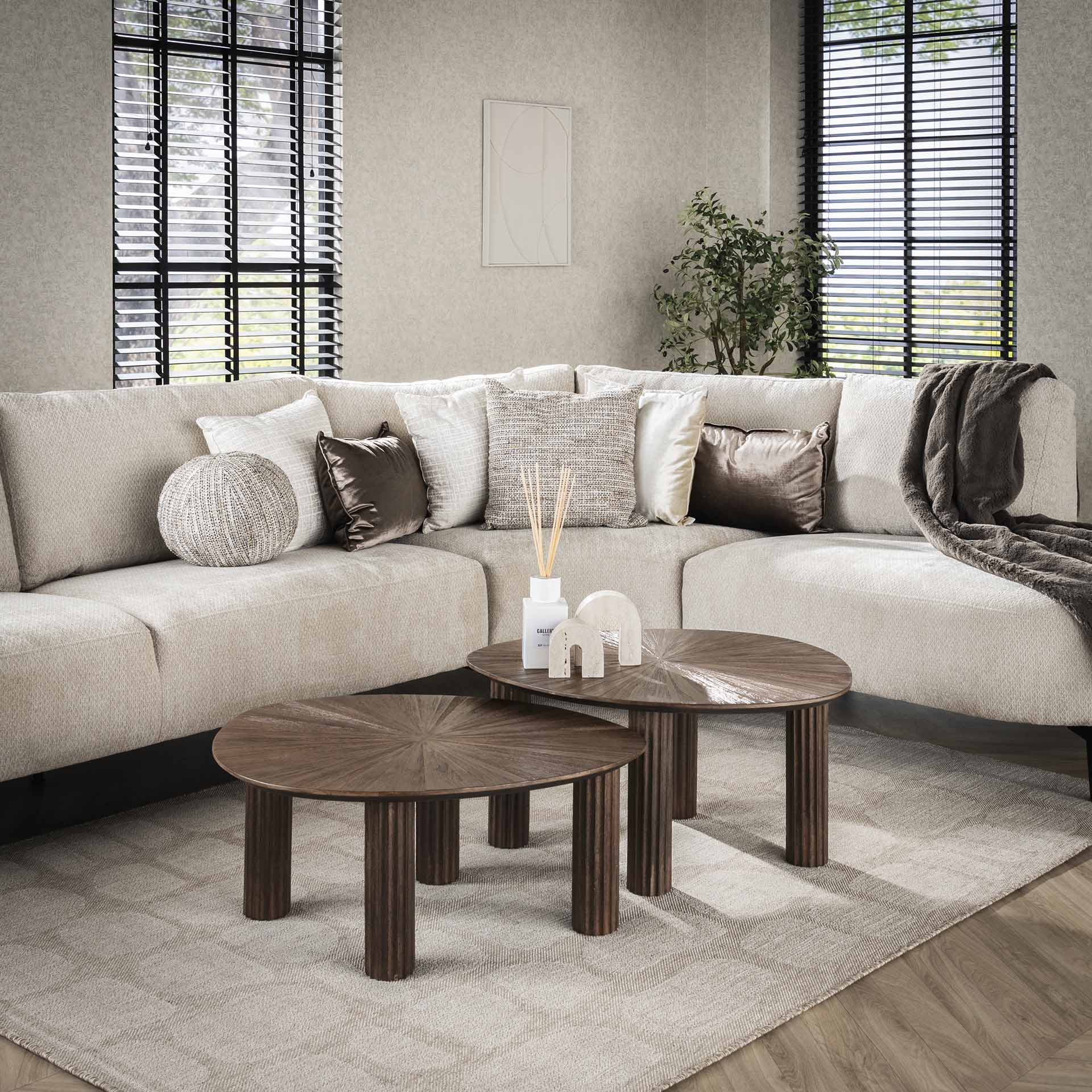 Couchtisch Set/2 Tevara – dreieckige Tische aus massivem Teakholz in Dunkelbraun, 75x61x45 cm & 75x61x38 cm