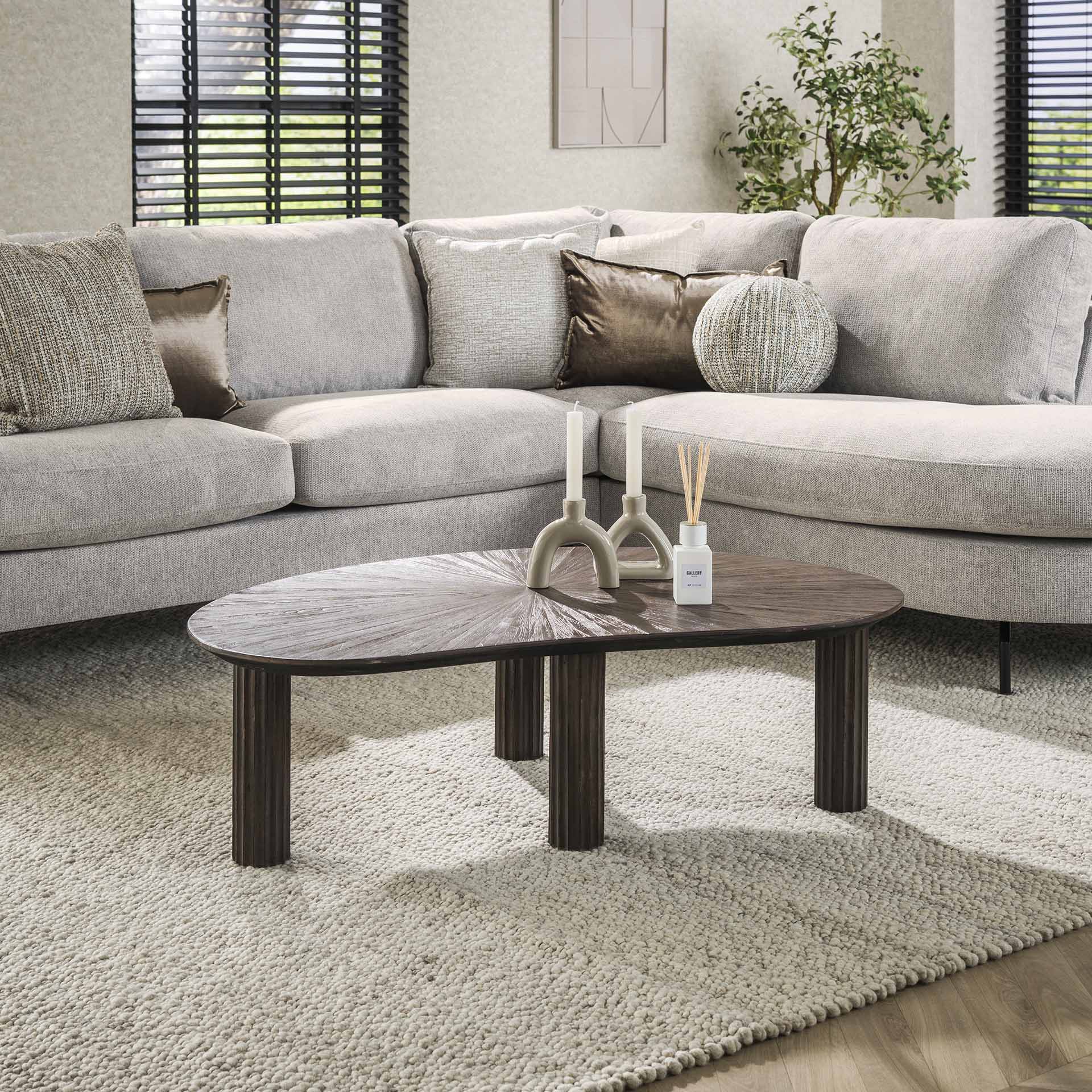 Couchtisch Tevara 110 x 68 x 36 cm – nierenförmiger Tisch aus massivem Teakholz mit Wellenmuster & dunkelbraunem Finish