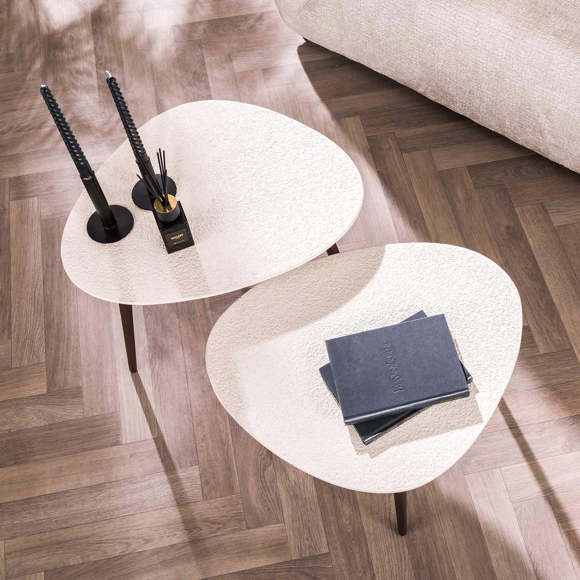 Couchtisch-Set Pentara (2er) – dreieckige Tische aus Marmorverbund mit bronzefarbenem Stahlgestell, 60 x 48 cm, Höhen 42/38 cm