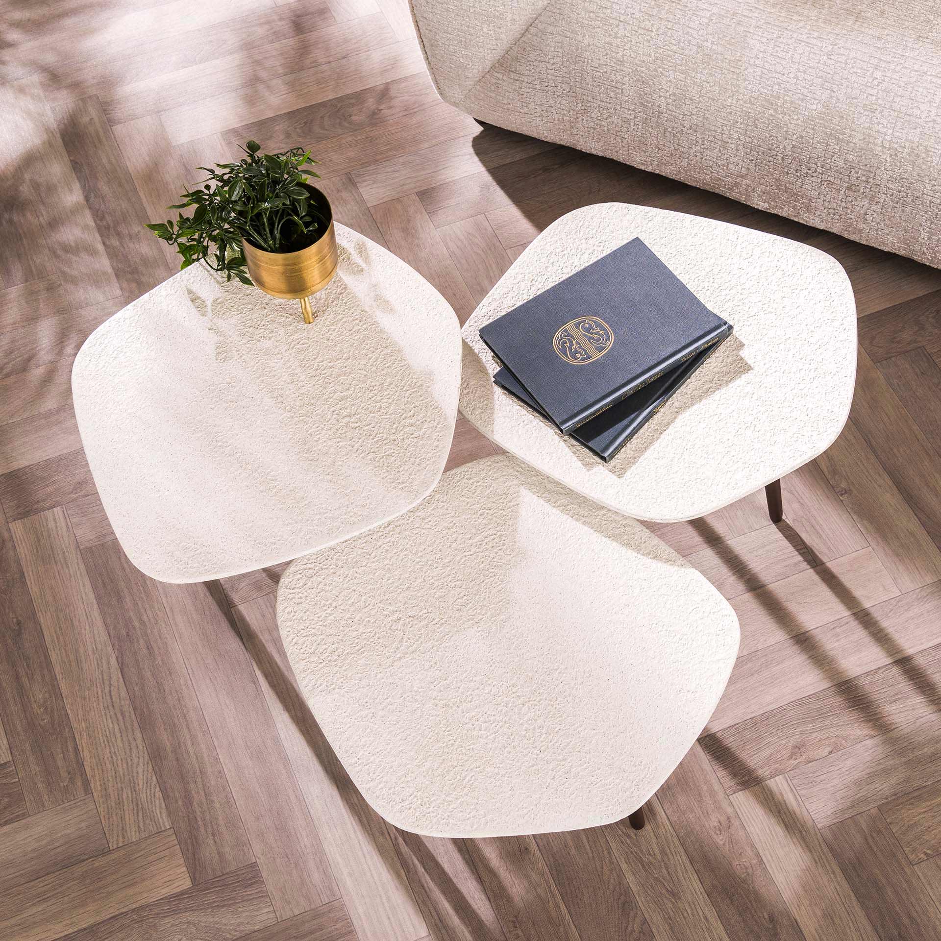 Couchtisch-Set Pentara (3er) – fünfeckige Tische aus Marmorverbund mit bronzefarbenem Stahlgestell, 47 x 42 cm, Höhen 43/39/36 cm