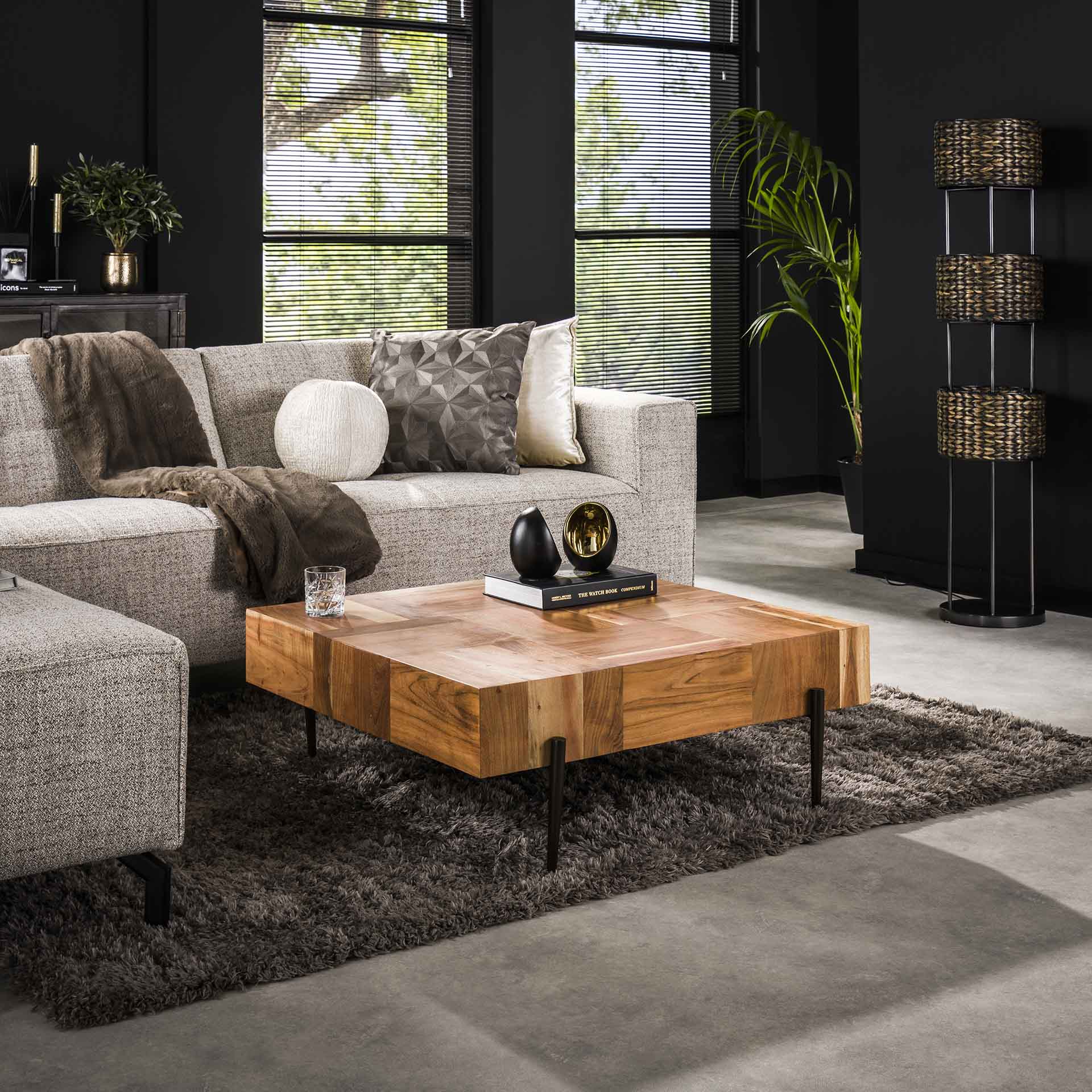 Couchtisch Arcello 90 x 90 x 35 cm – quadratischer Wohnzimmertisch aus Akazienholz mit gebogenen Kanten, handgefertigt