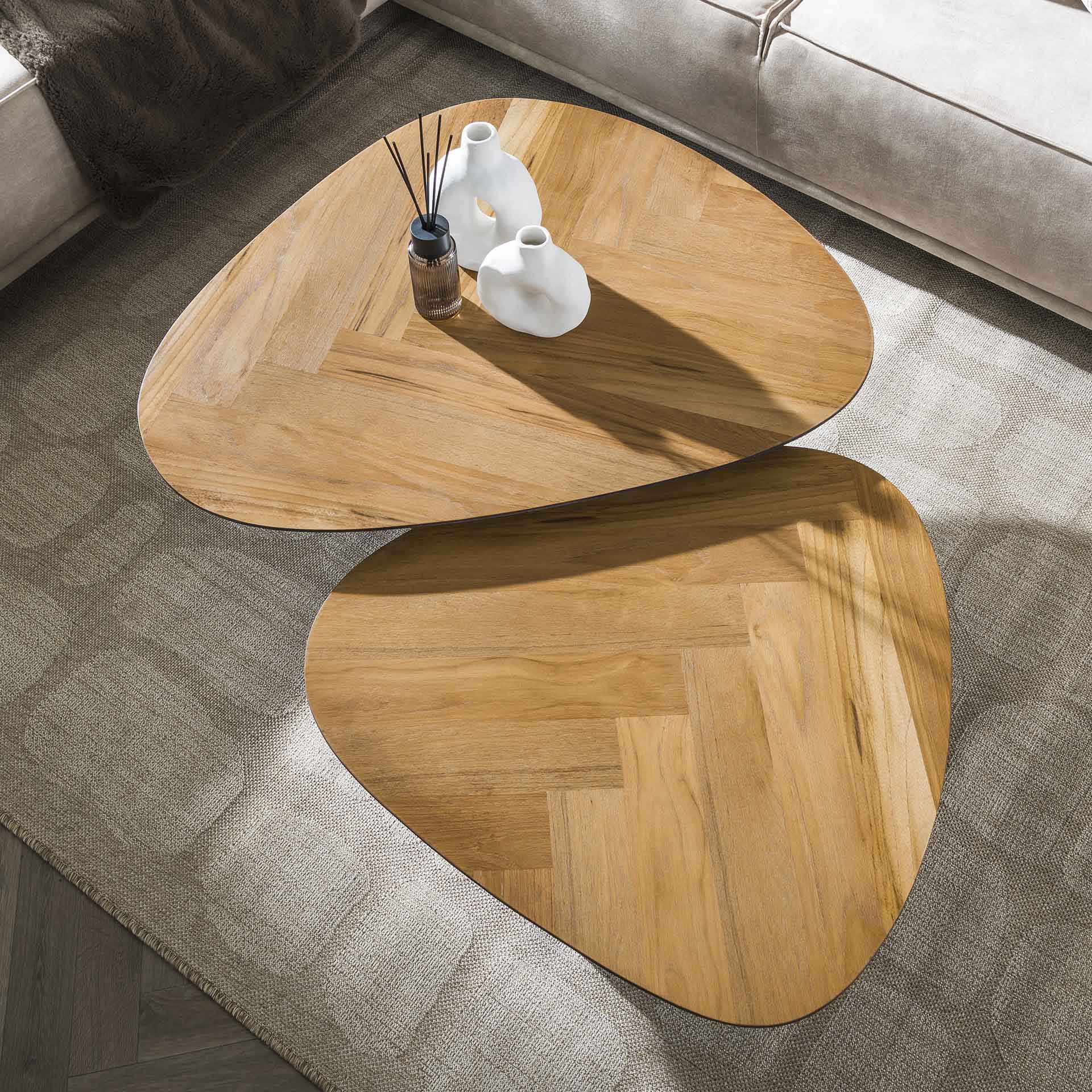 Couchtisch Set/2 Valtero – Tische mit Fischgrätenmuster aus Teakfurnier & schwarzem Metallgestell, modern & elegant