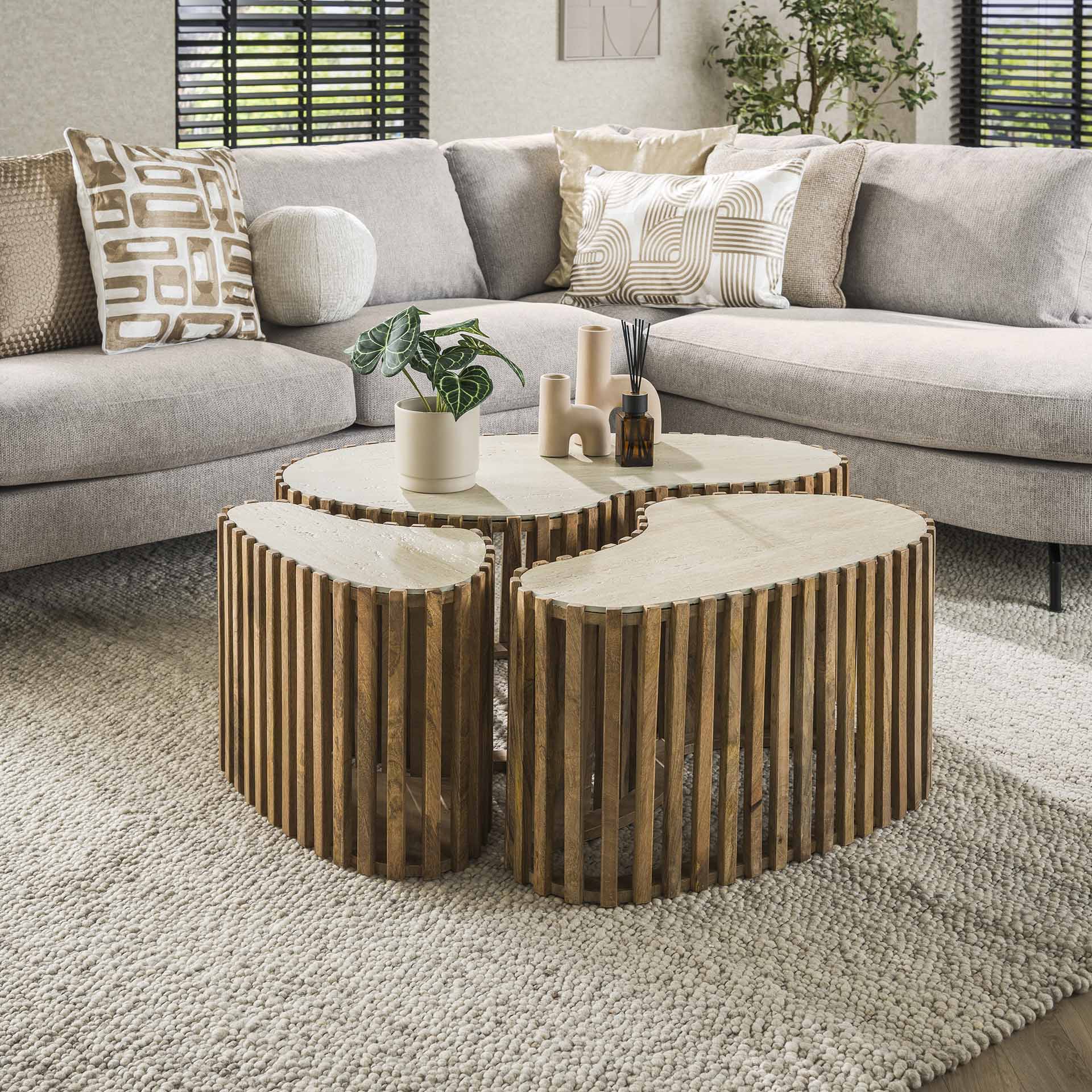 Couchtisch Set/3 Halvar – nierenförmige Tische aus Mangoholz mit Keramikplatten in Travertin-Optik, modern & elegant