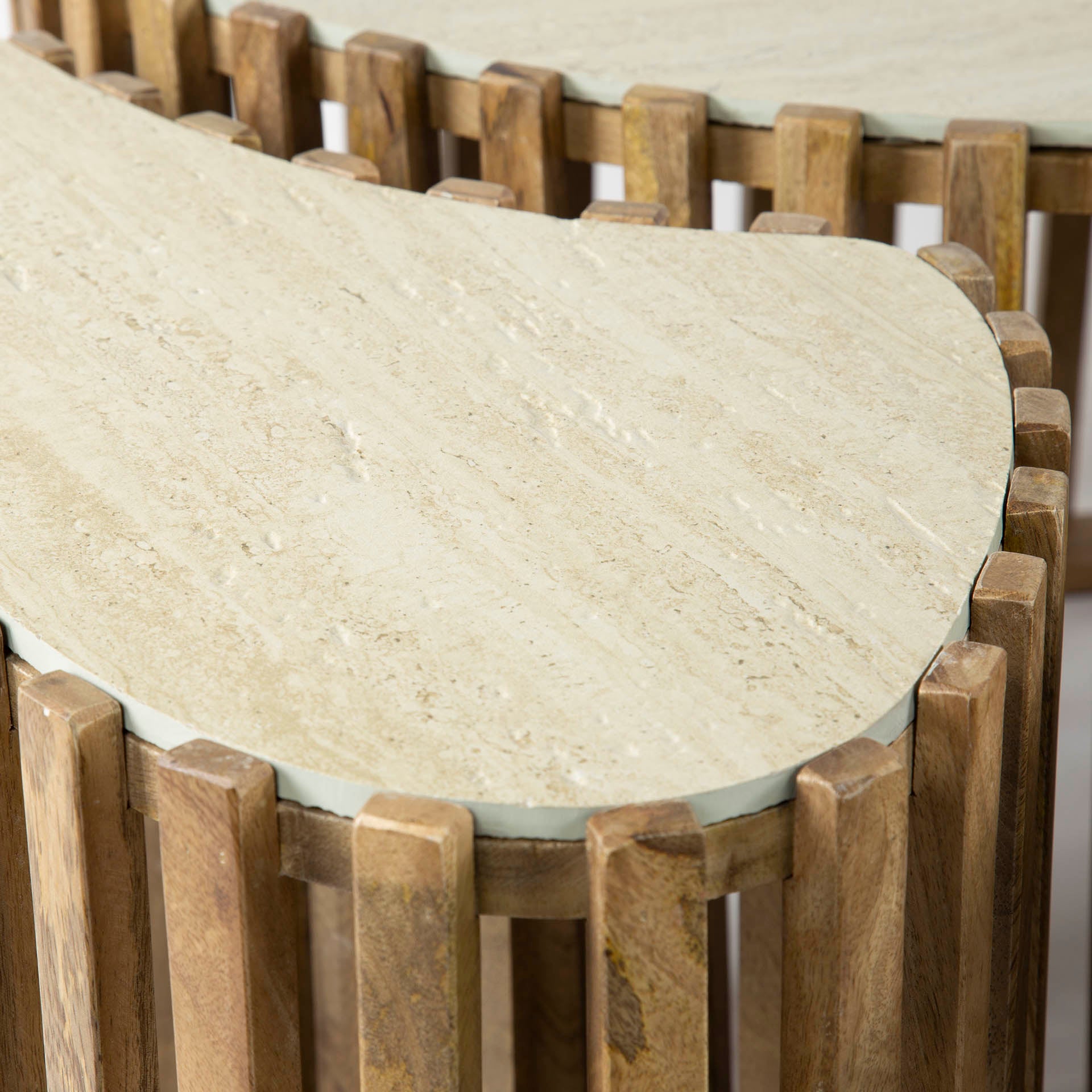 Couchtisch Set/3 Halvar – nierenförmige Tische aus Mangoholz mit Keramikplatten in Travertin-Optik, modern & elegant