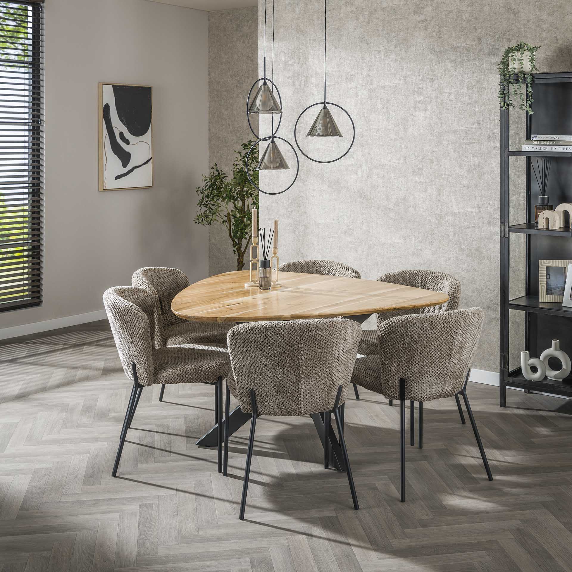 Esstisch Trivaro – dreieckiger Tisch aus massivem Akazienholz mit schwarzem Spinnengestell, 135 x 135 cm