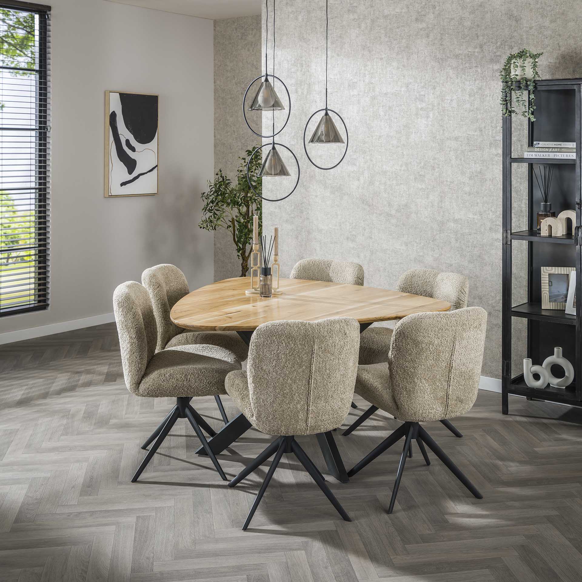 Esstisch Trivaro – dreieckiger Tisch aus massivem Akazienholz mit schwarzem Spinnengestell, 135 x 135 cm