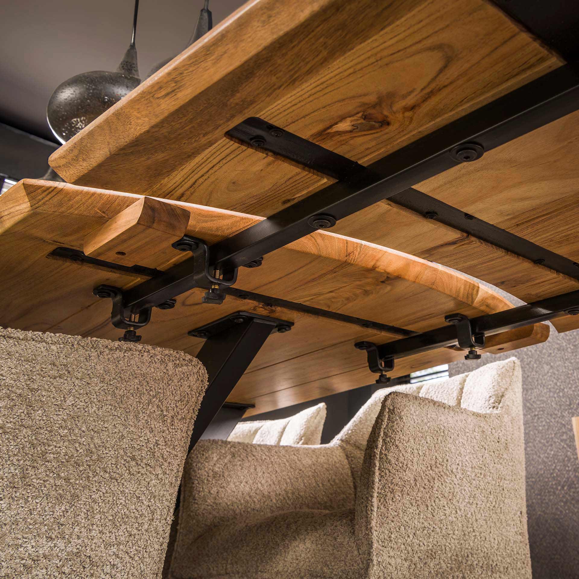 Ausziehbarer Esstisch Extendio 175–275 x 90 cm – Tisch aus massivem Akazienholz mit Spinnengestell aus Metall, natur lackiert