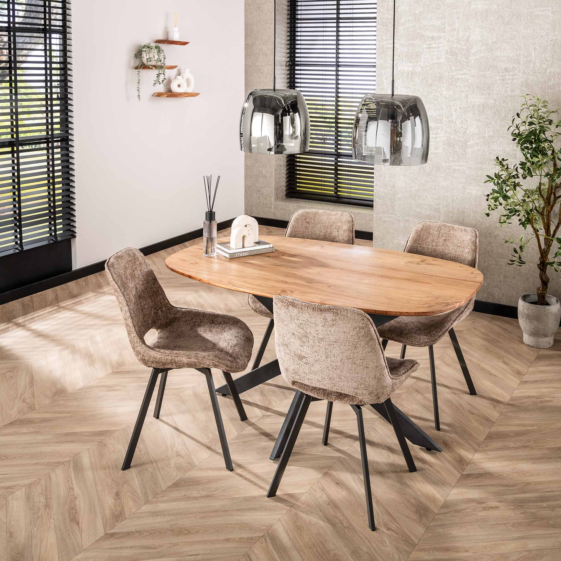 Esstisch Norvan 150 x 90 cm – ovaler Tisch aus massivem Akazienholz mit schwarzem Spinnengestell, natur lackiert