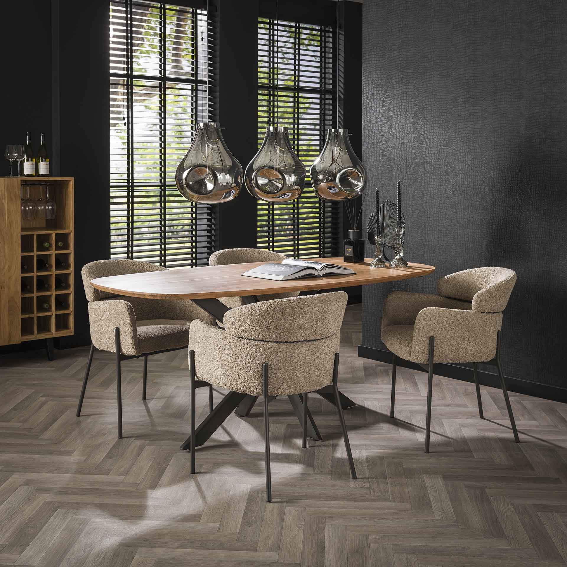 Esstisch Norvan 180x95 cm – ovaler Tisch aus massivem Akazienholz mit schwarzem Spinnengestell, natur lackiert