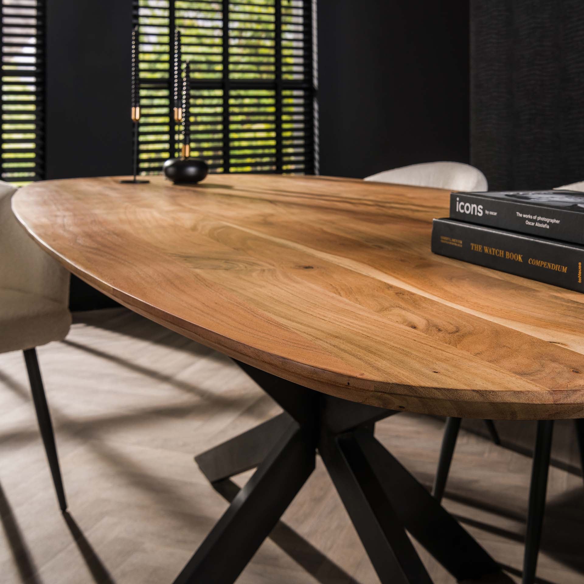 Esstisch Norvan 180x95 cm – ovaler Tisch aus massivem Akazienholz mit schwarzem Spinnengestell, natur lackiert