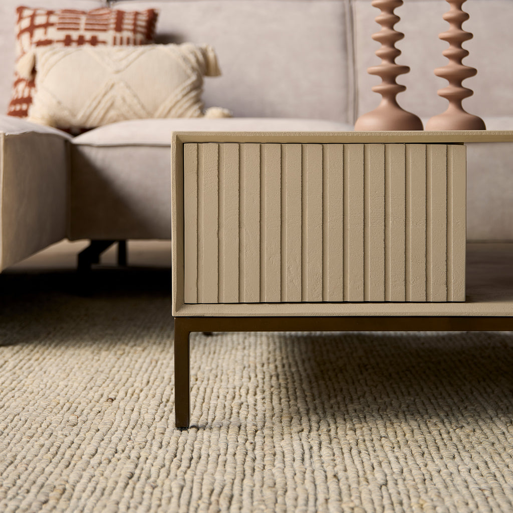 Couchtisch Mandy Sand 80x80x40 cm – Mangoholz mit Schubladen & bronzefarbenen Metallbeinen