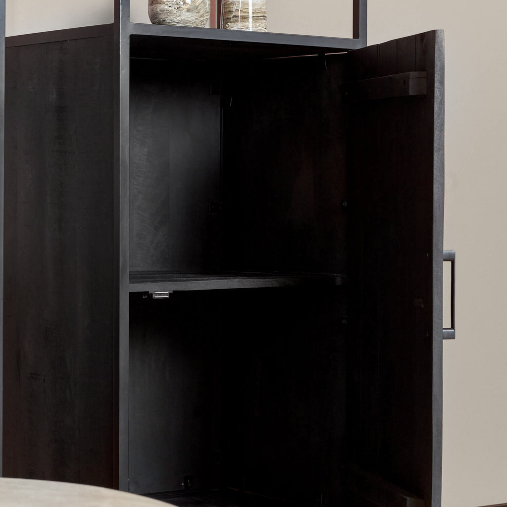 Bücherregal Delta Schwarz – Mangoholz Schrank 55×200×45 cm mit 1 Tür, offenem Fach & Metallrahmen
