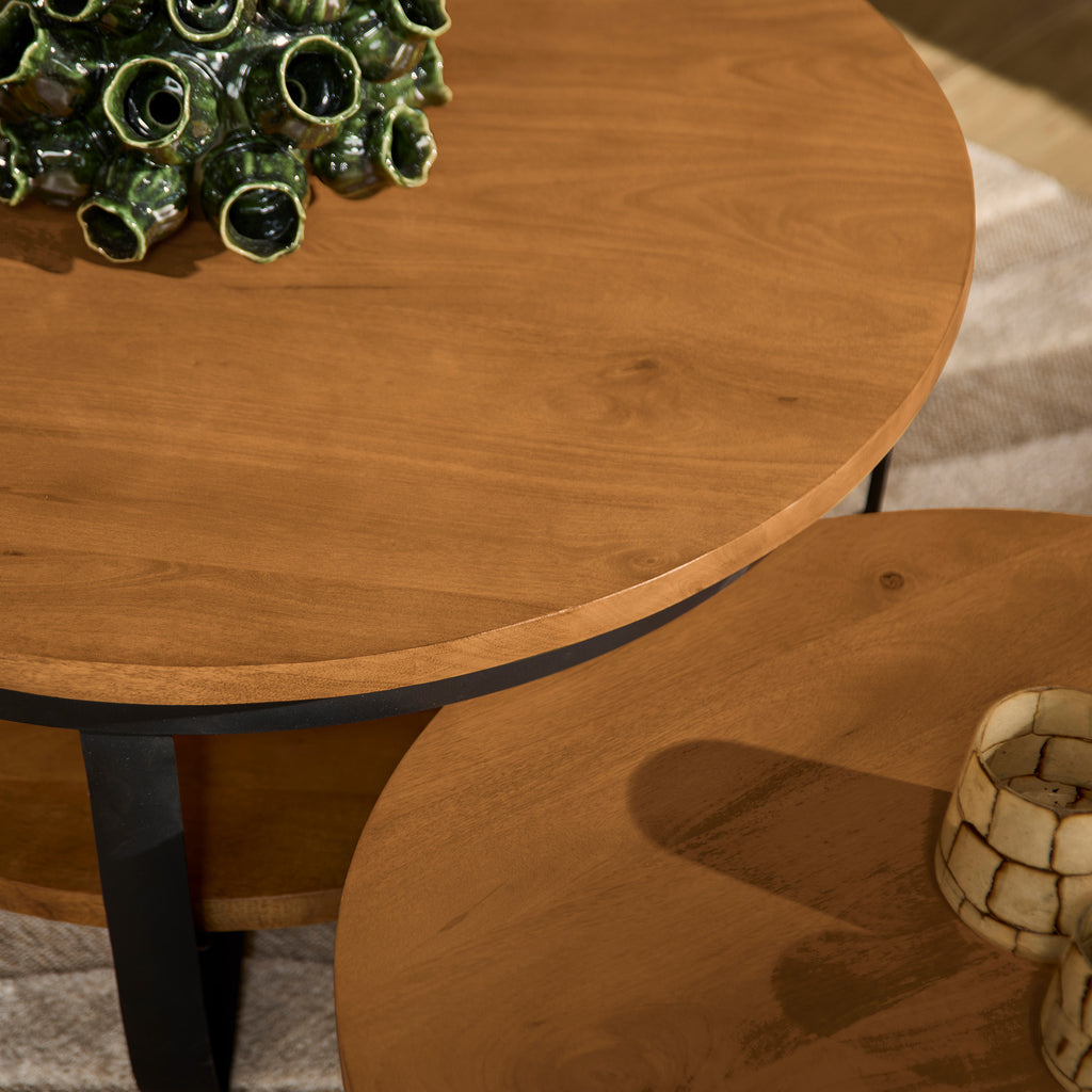 Runder Couchtisch Paris – Mangoholz mit schwarzem Metallgestell, 2 Ebenen, Ø90 x 43 cm