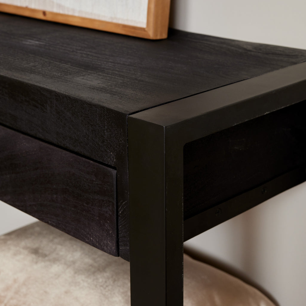 Beistelltisch Bori Schwarz – massives Mangoholz mit Metallgestell und 2 Schubladen, moderner Blickfang für Ihr Zuhause, 120 x 35 x 76 cm