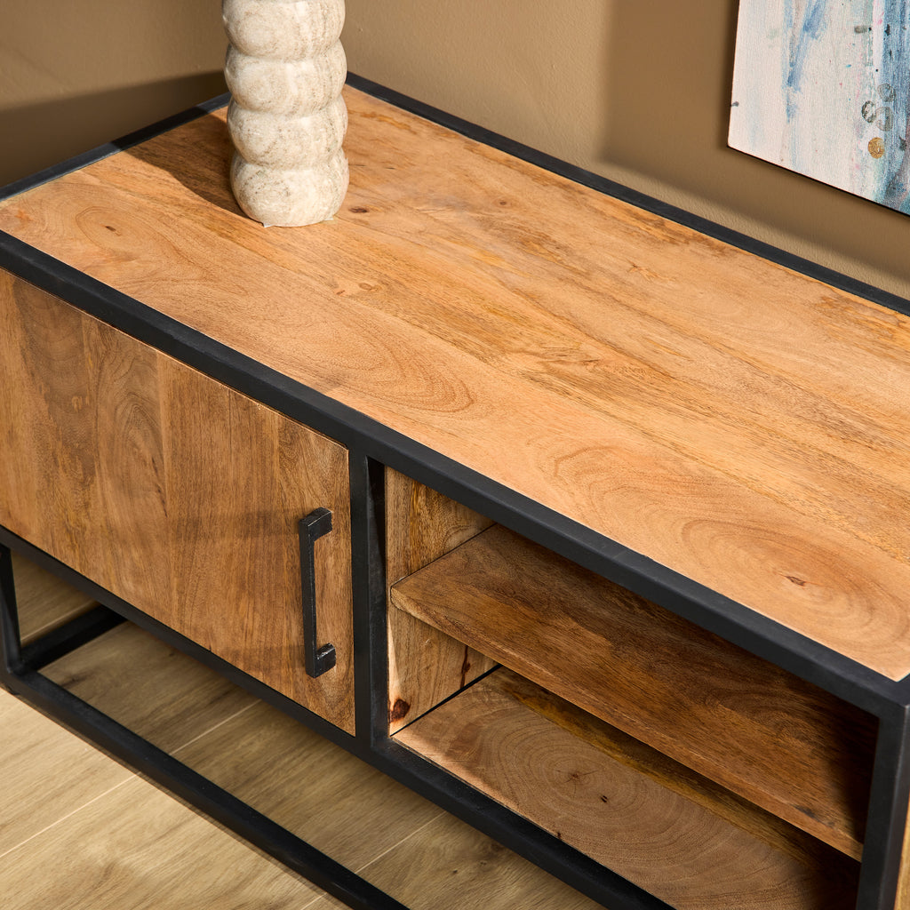 TV-Board Delta – Mangoholz mit schwarzem Gestell & Holzeinlagen, 100 x 45 x 50 cm