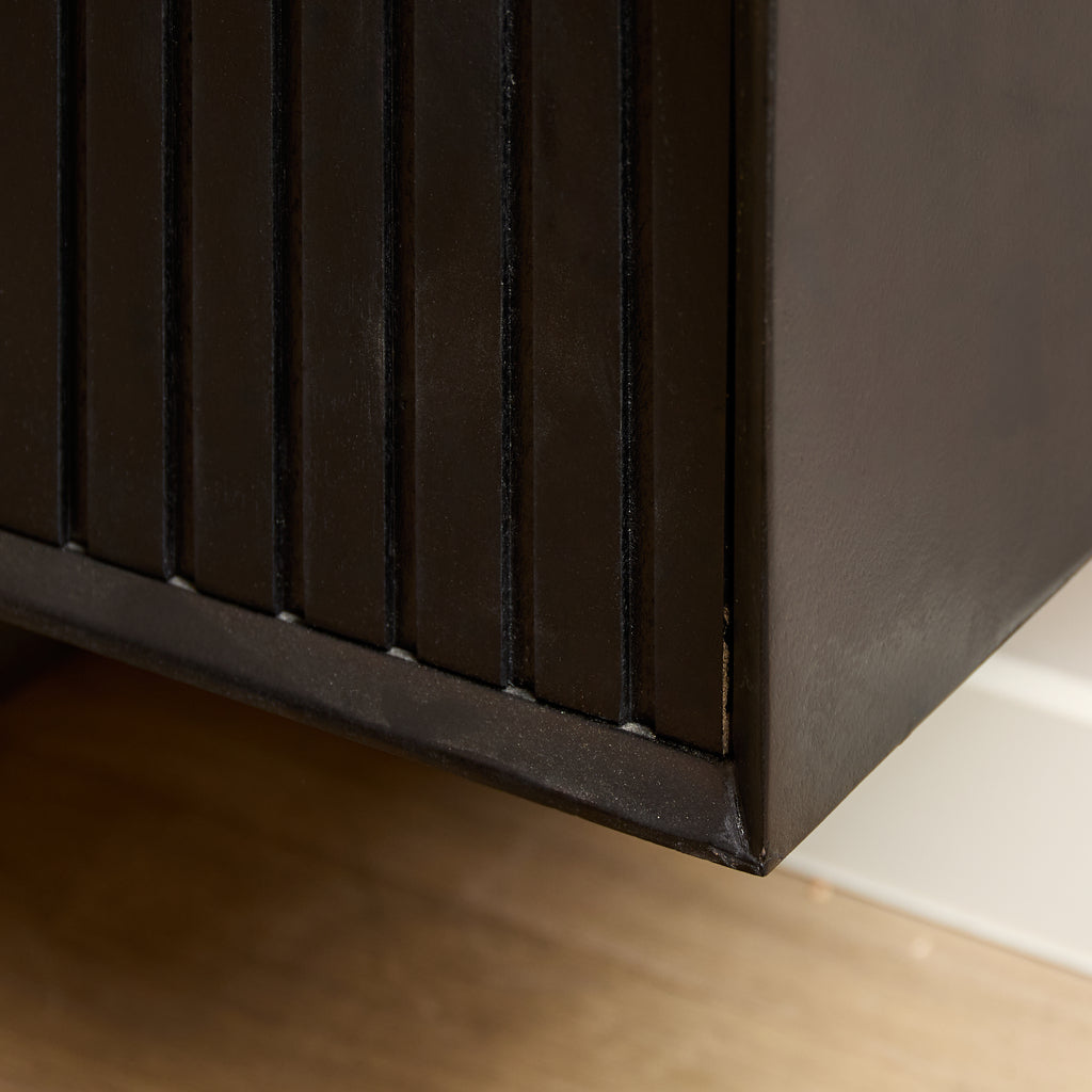 Schwebendes TV-Möbel Mandy Black – Mangoholz mit Lattenmuster & Push-to-Open, 240 x 35 x 30 cm