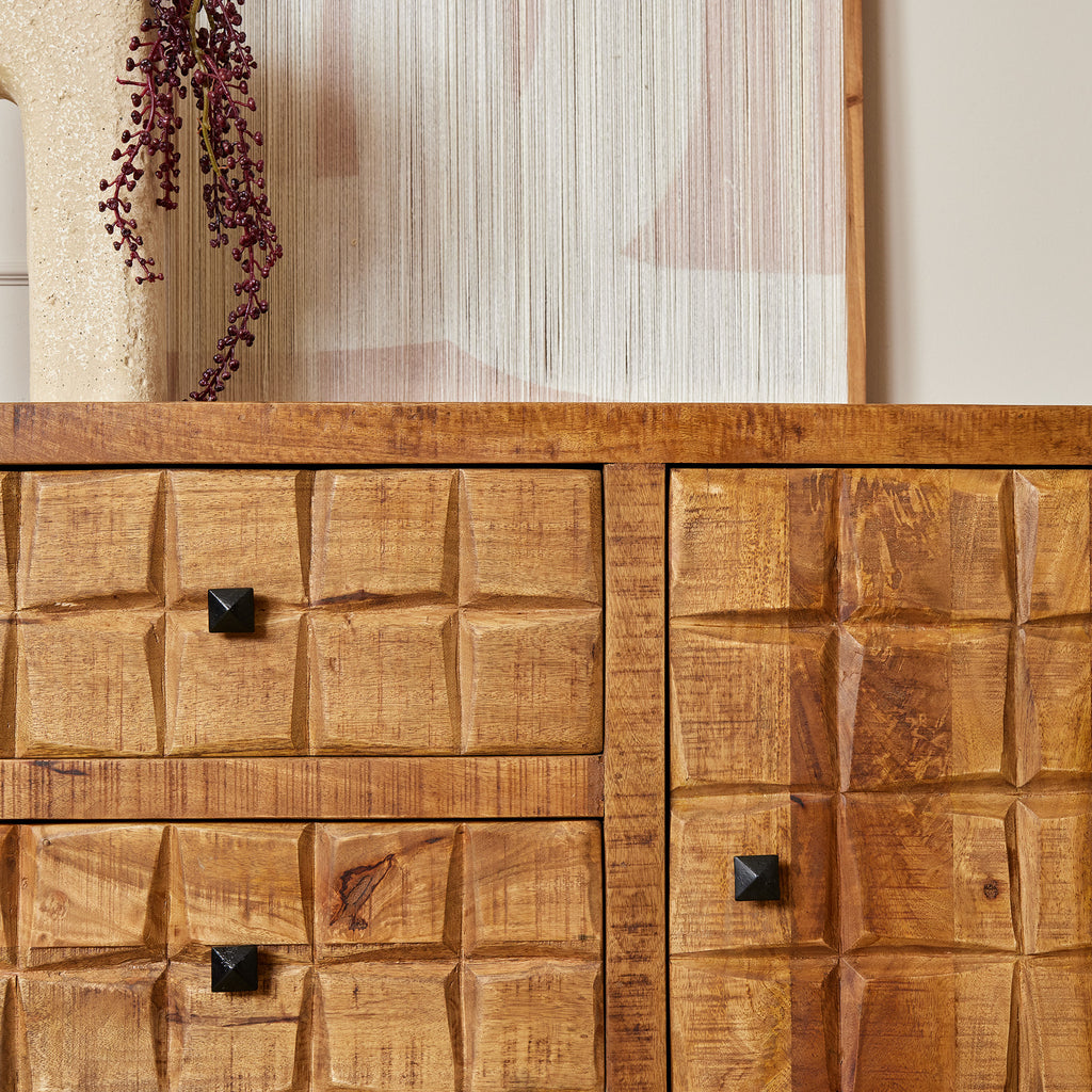 Sideboard Jacky – Mangoholz mit Metallbeinen, 2 Türen & 3 Schubladen, geschnitztes Blockmuster, 160 x 40 x 90 cm