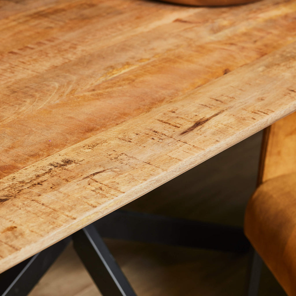 Esstisch Aloy 240x100x76 cm – Massivholz-Tisch aus Mangoholz mit schwarzem Matrixgestell