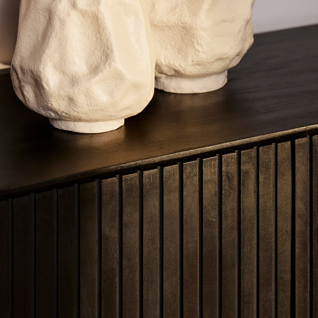 Sideboard Mandy Schwarz – Mangoholz mit Metallrahmen, 4 Türen im Lamellen-Design, modernes Lowboard 210 x 45 x 85 cm