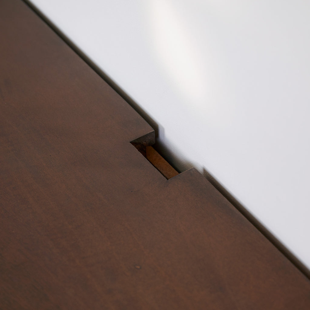 Schwebendes TV-Board Focus – Mangoholz Walnuss, Push-to-Open, 160 x 35 x 30 cm