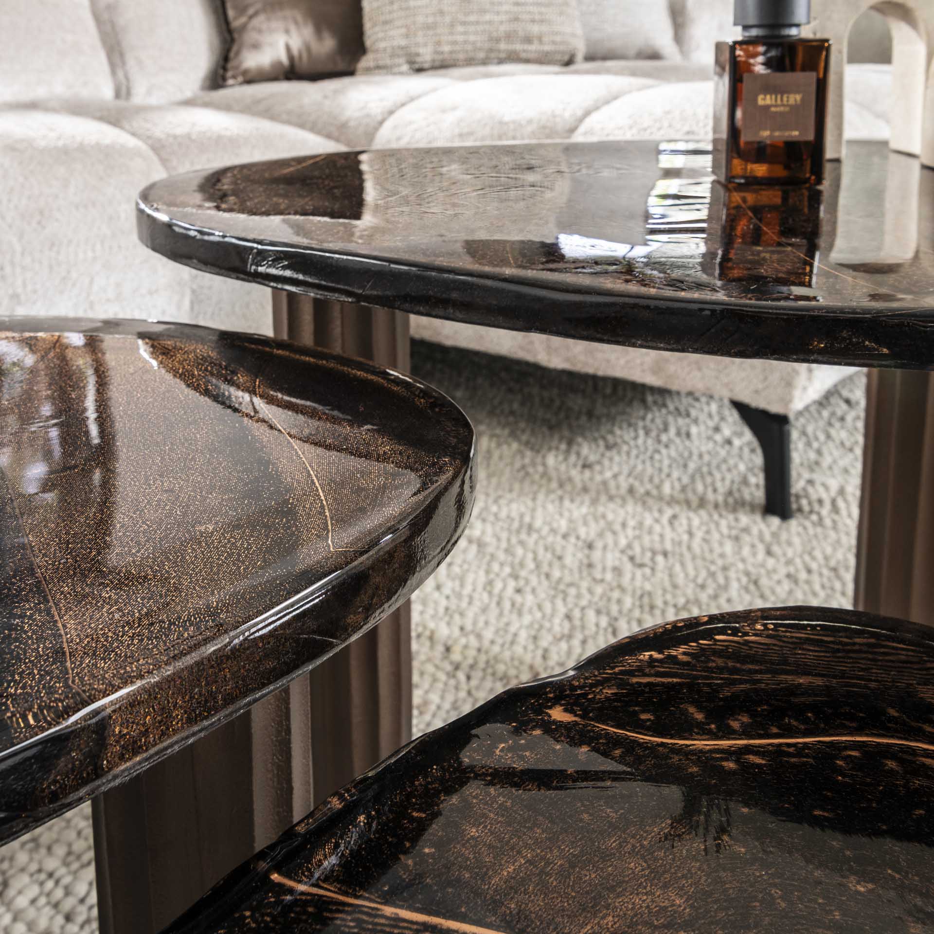 Couchtisch Ondaro M – Glastisch mit gezogenem Glas & Metallgestell in Antikkupfer, 62 x 45 x 40 cm