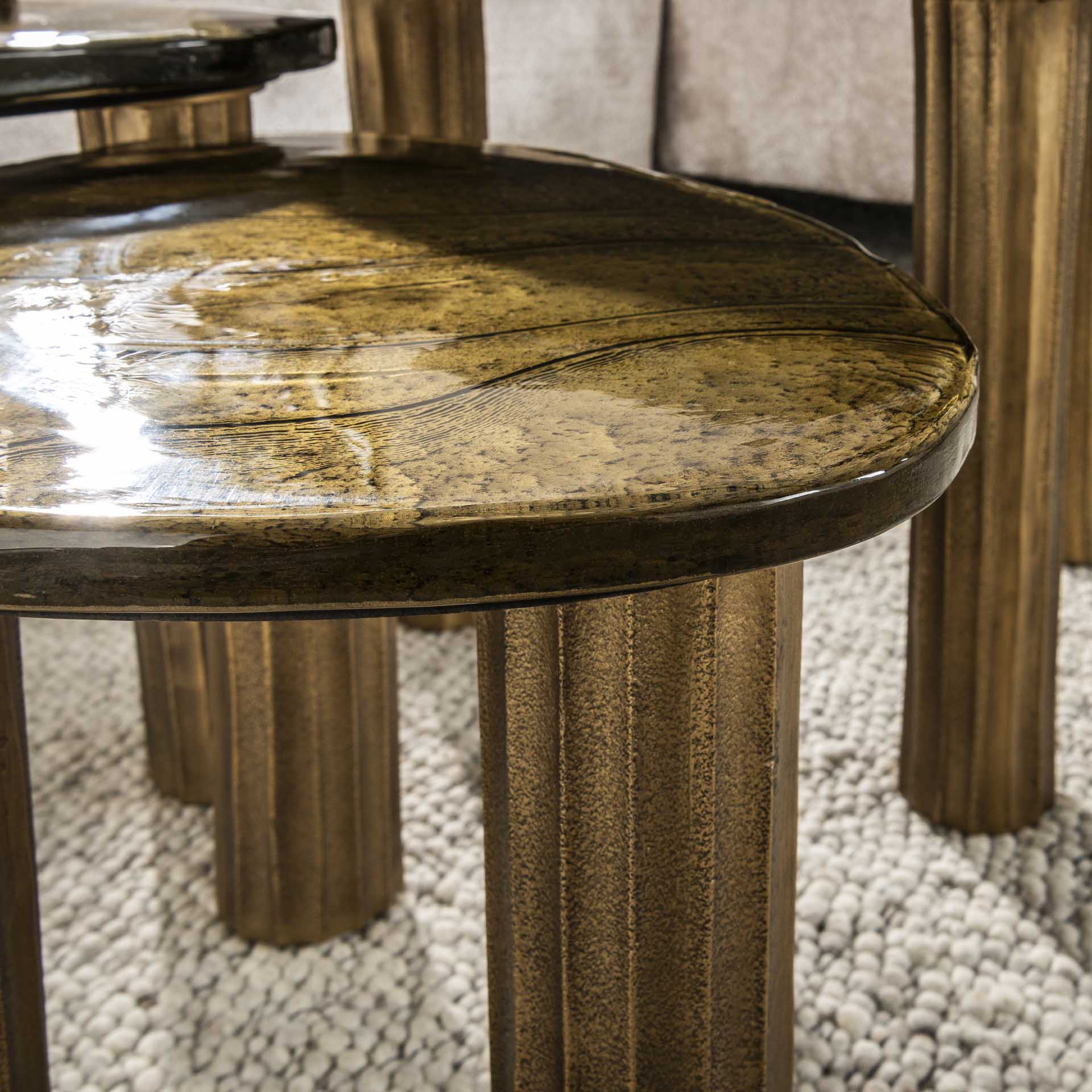 Couchtisch Ondaro M – Glastisch mit gezogenem Glas & Metallgestell in Antikgold, 62 x 45 x 40 cm