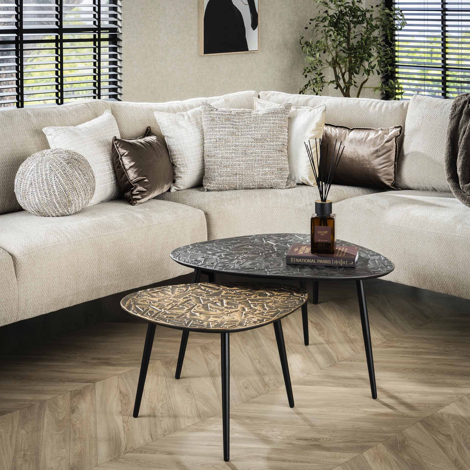 Couchtisch-Set Triaro – 2er-Set dreieckig aus Patina-Metall in Silber & Gold, 80 x 60 x 42 cm