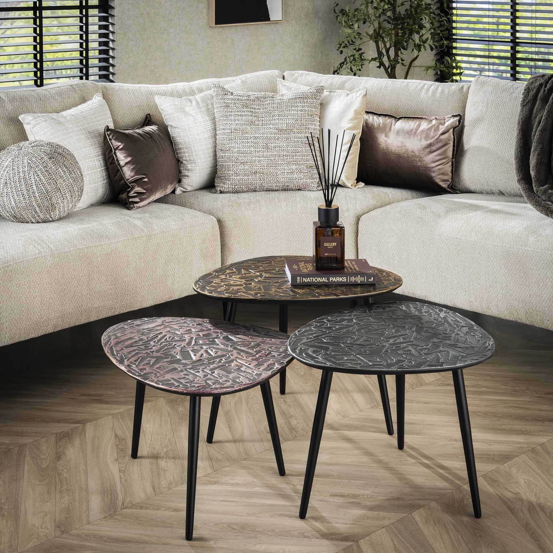 Couchtisch-Set Triaro – 3er-Set dreieckige Tische aus Patina-Metall in Silber/Kupfer/Gold, modernes Design, 60 x 48 x 43 cm