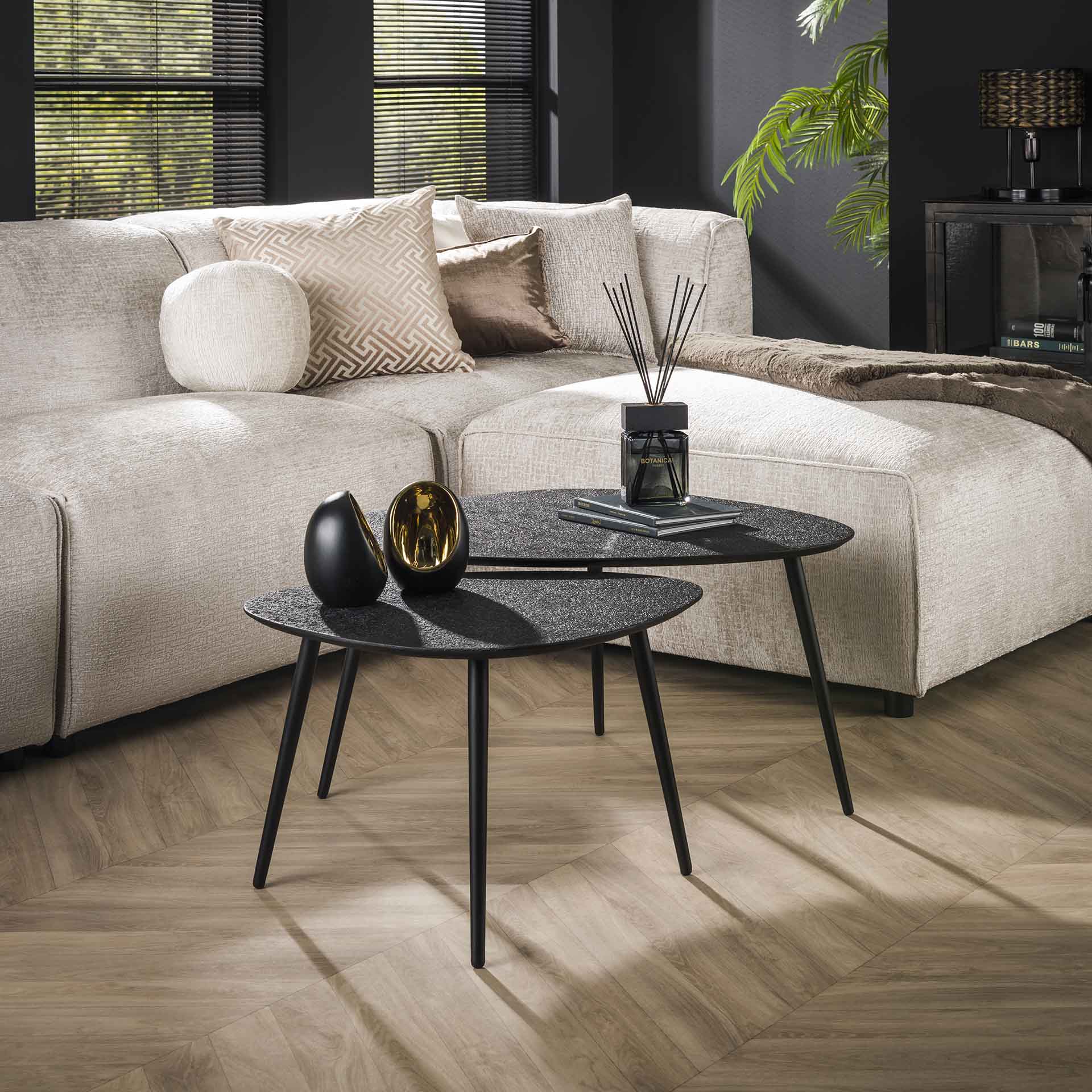Couchtisch-Set Quadaro – 2er-Set dreieckige Tische aus Metall in Schwarz, modernes Metallic-Design, 80 x 59 x 41 cm