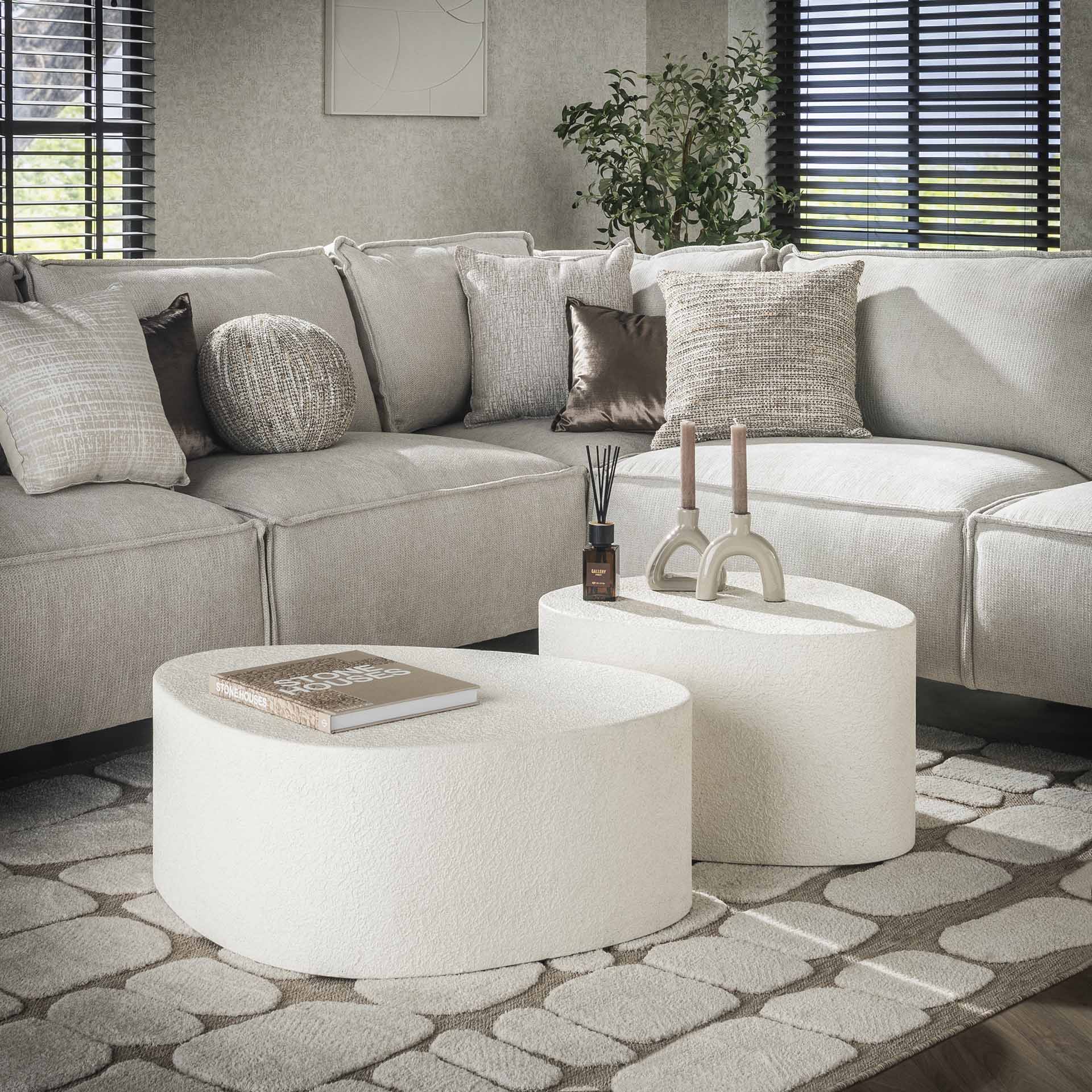 Couchtisch-Set Stella – 2er-Set dreieckige Tische aus Marmorkomposit, modernes Design, 81 x 60 x 30 cm / 60 x 49 x 35 cm