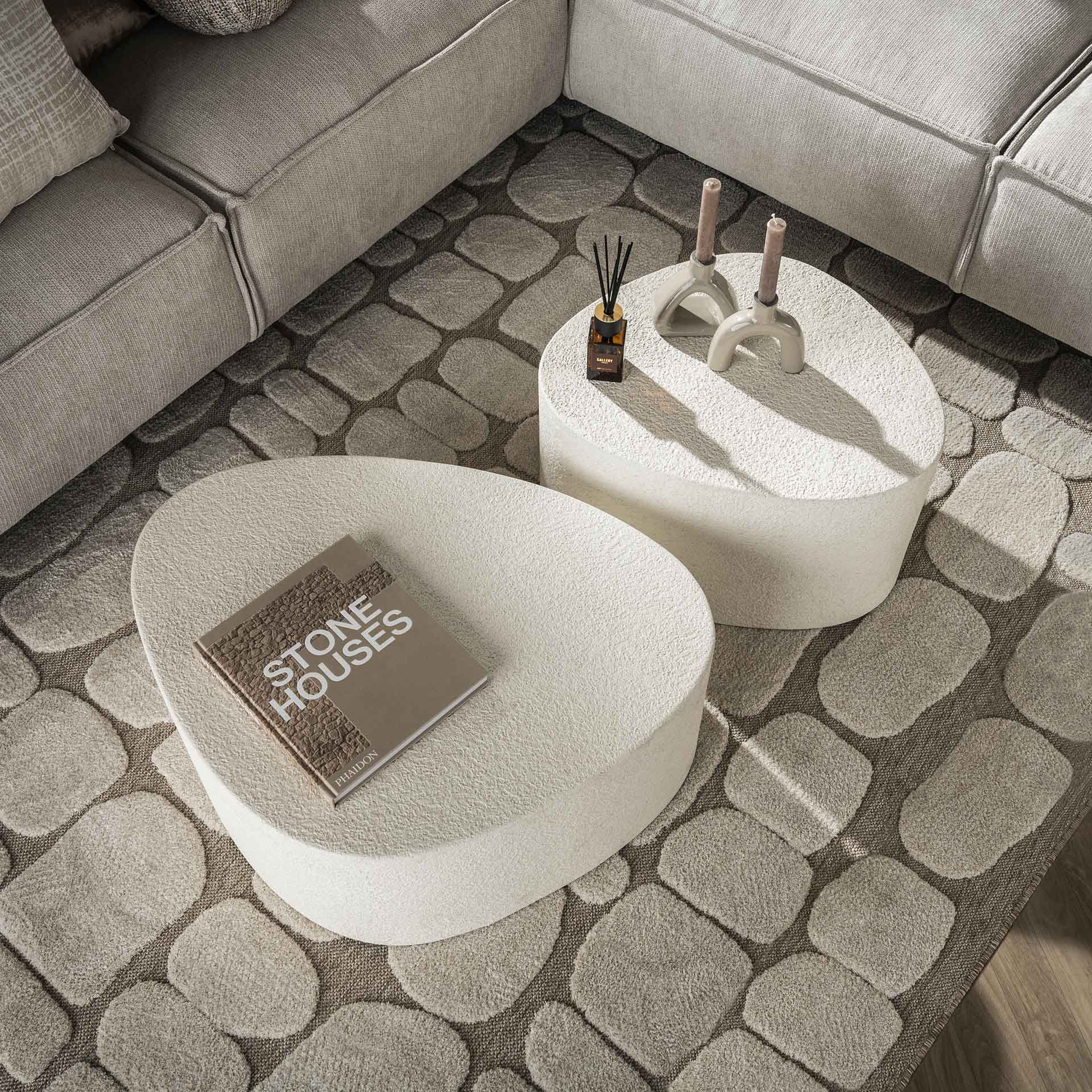 Couchtisch-Set Stella – 2er-Set dreieckige Tische aus Marmorkomposit, modernes Design, 81 x 60 x 30 cm / 60 x 49 x 35 cm