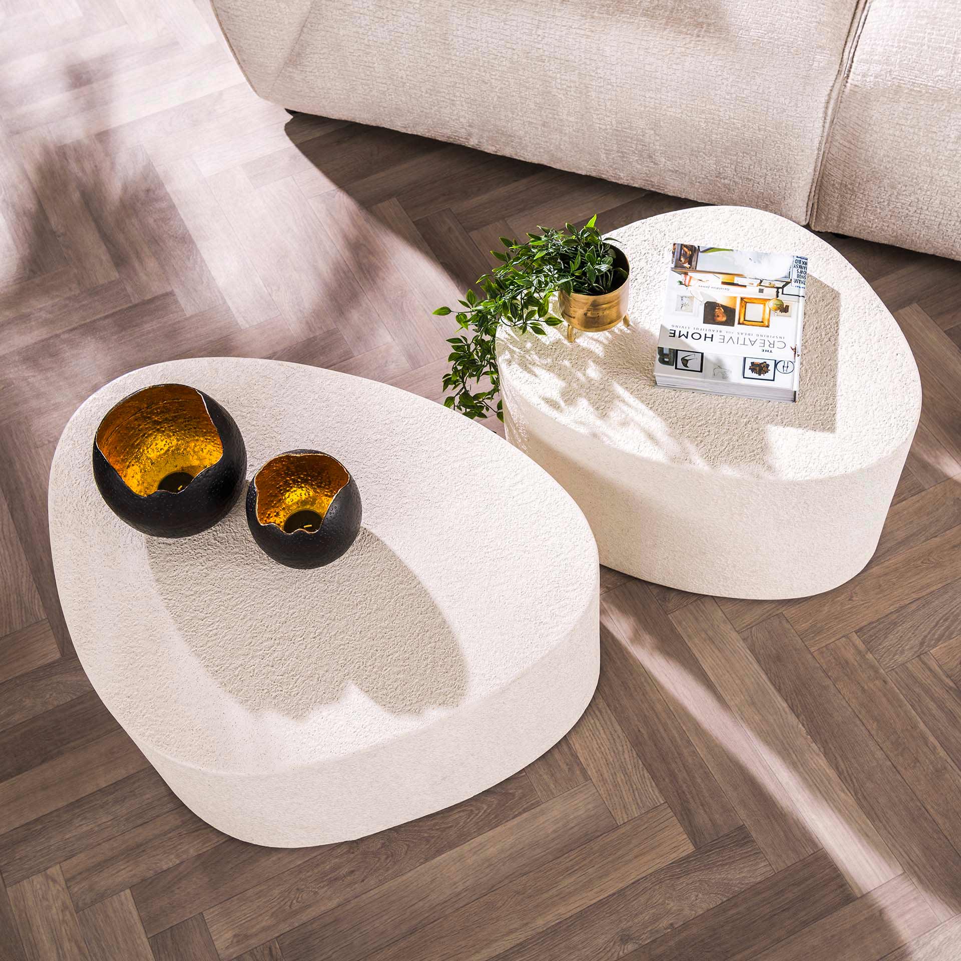 Couchtisch-Set Stella – 2er-Set dreieckige Tische aus Marmorkomposit, modernes Design, 81 x 60 x 30 cm / 60 x 49 x 35 cm