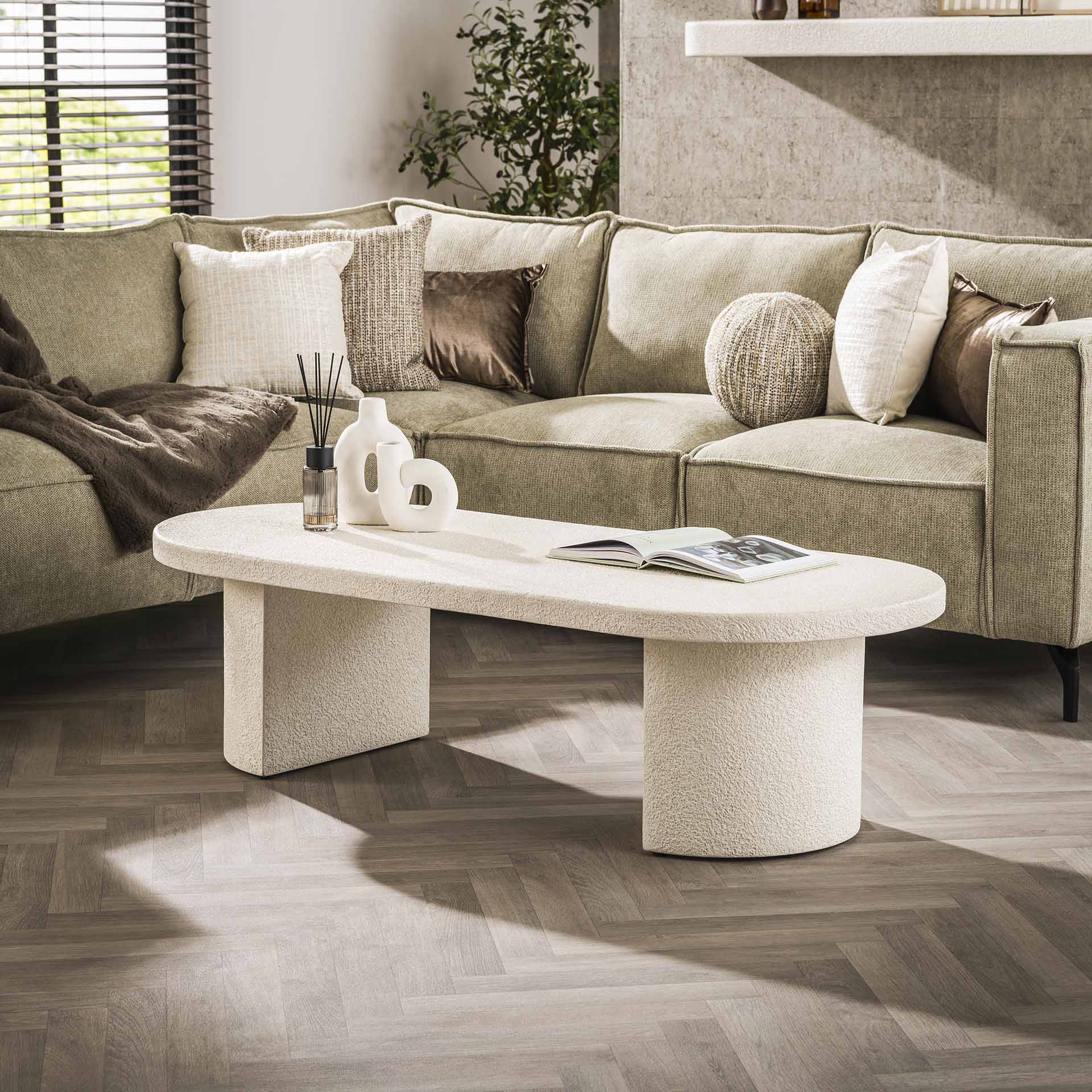 Couchtisch Arcano – Marmorkomposit Tisch mit halbmondförmigen Säulenbeinen, modernes Design, 150 x 65 x 40 cm